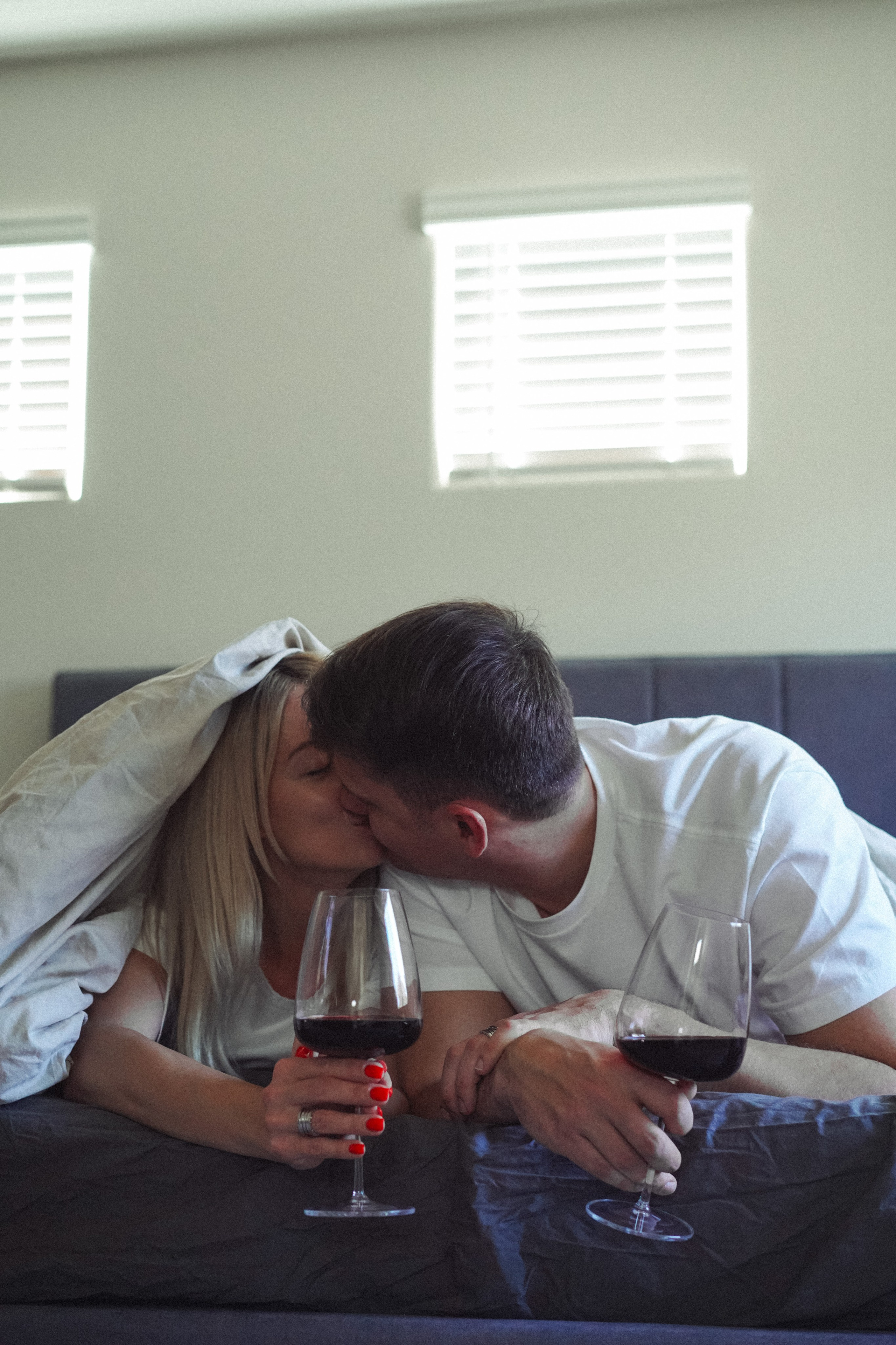 Family photoshoot at home. Family photo session at home. Cozy family photoshoot at home.