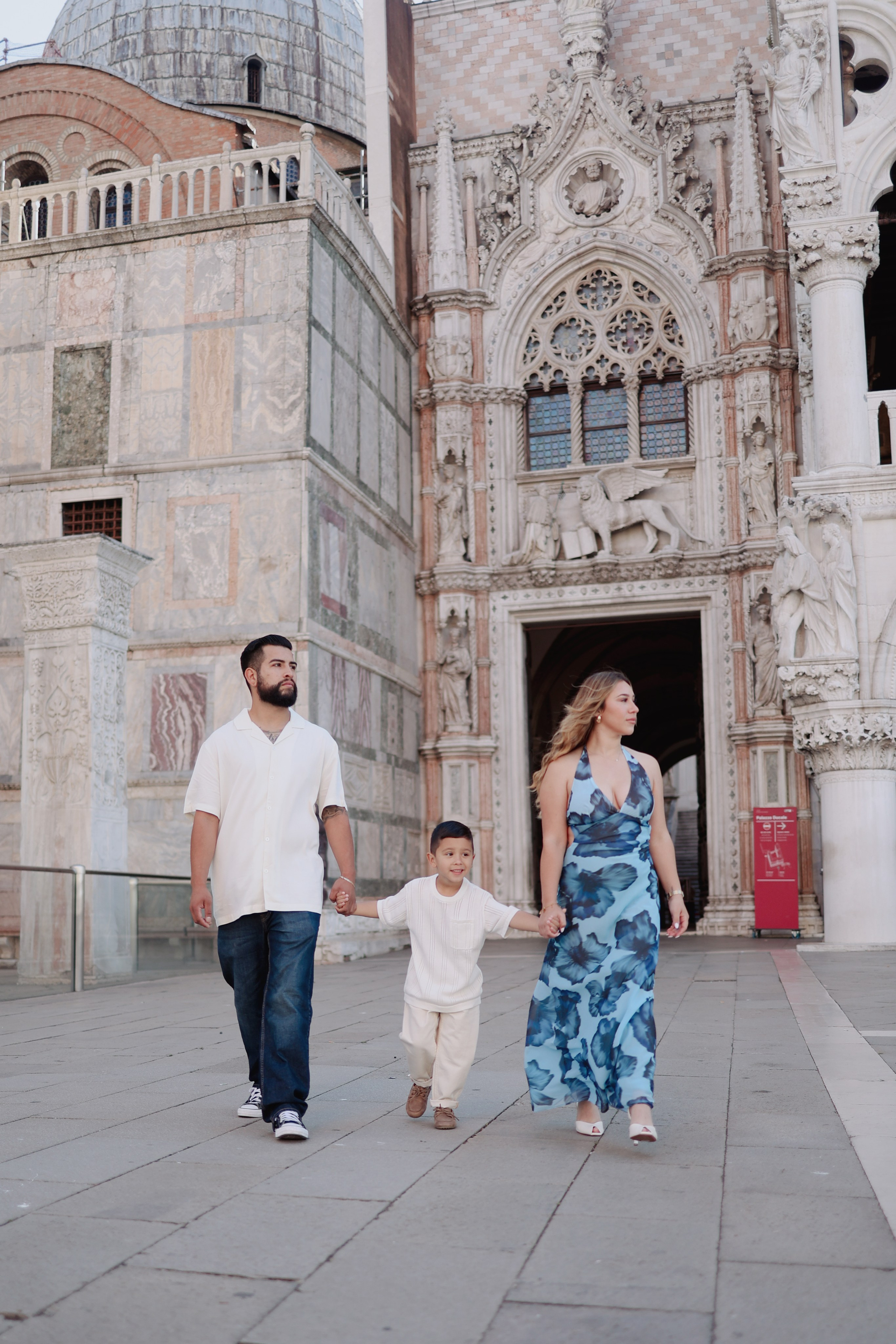 Family photo shoot in Venice. Photographer in Venice, Viktoria Antonova