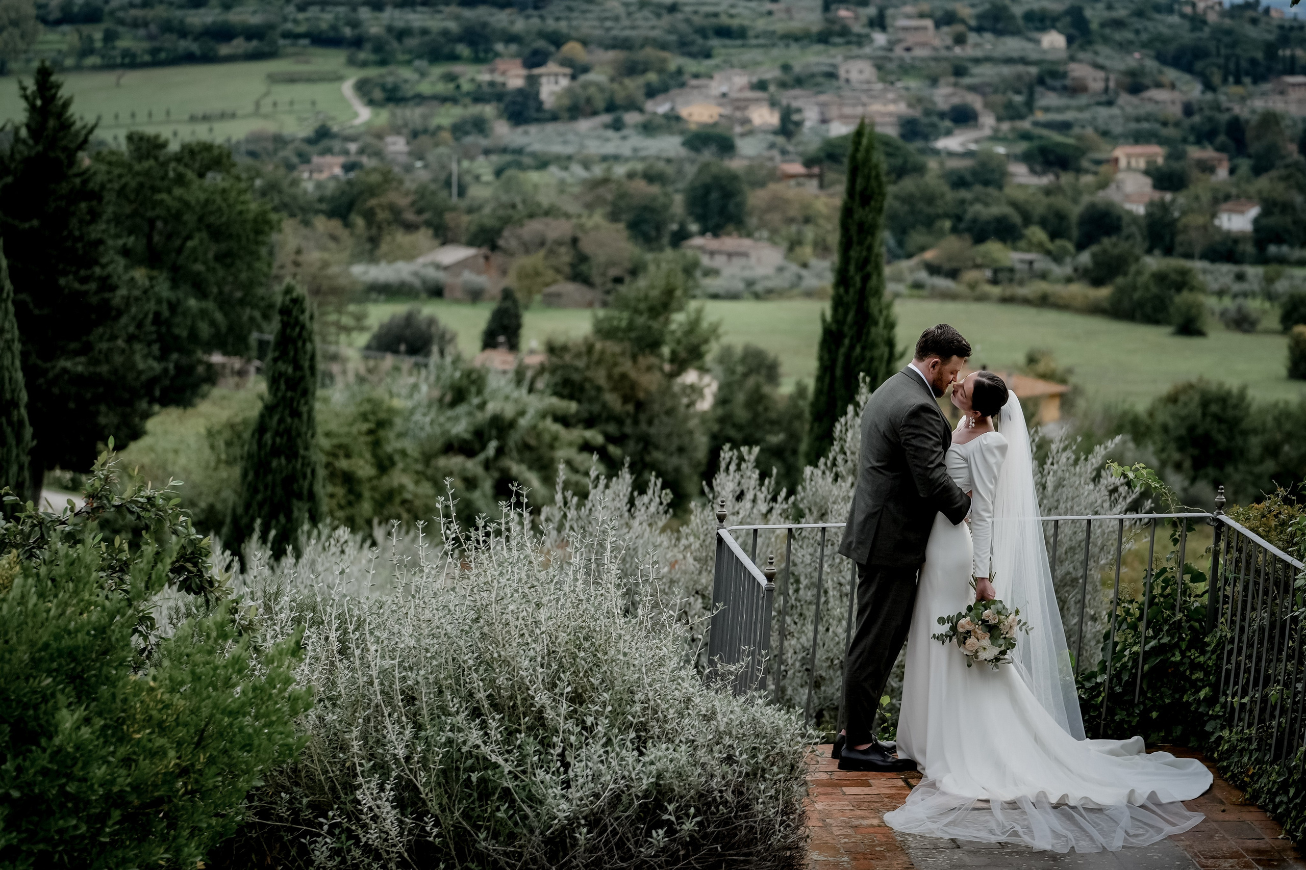 Elopment in Cortona. Villa Falconiere. Wedding Photographer in Italy