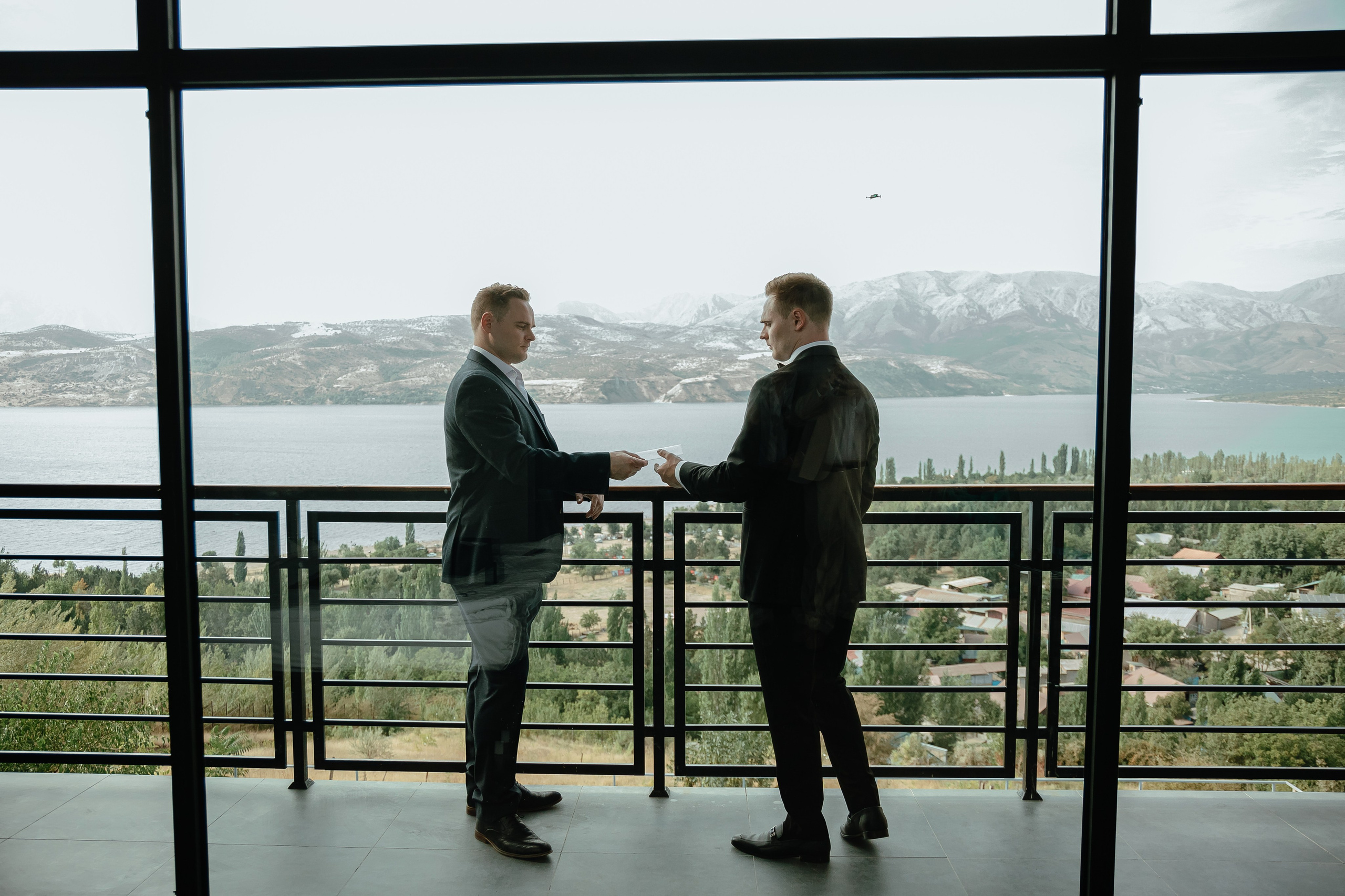 Thomas & Suyumbika. Главная