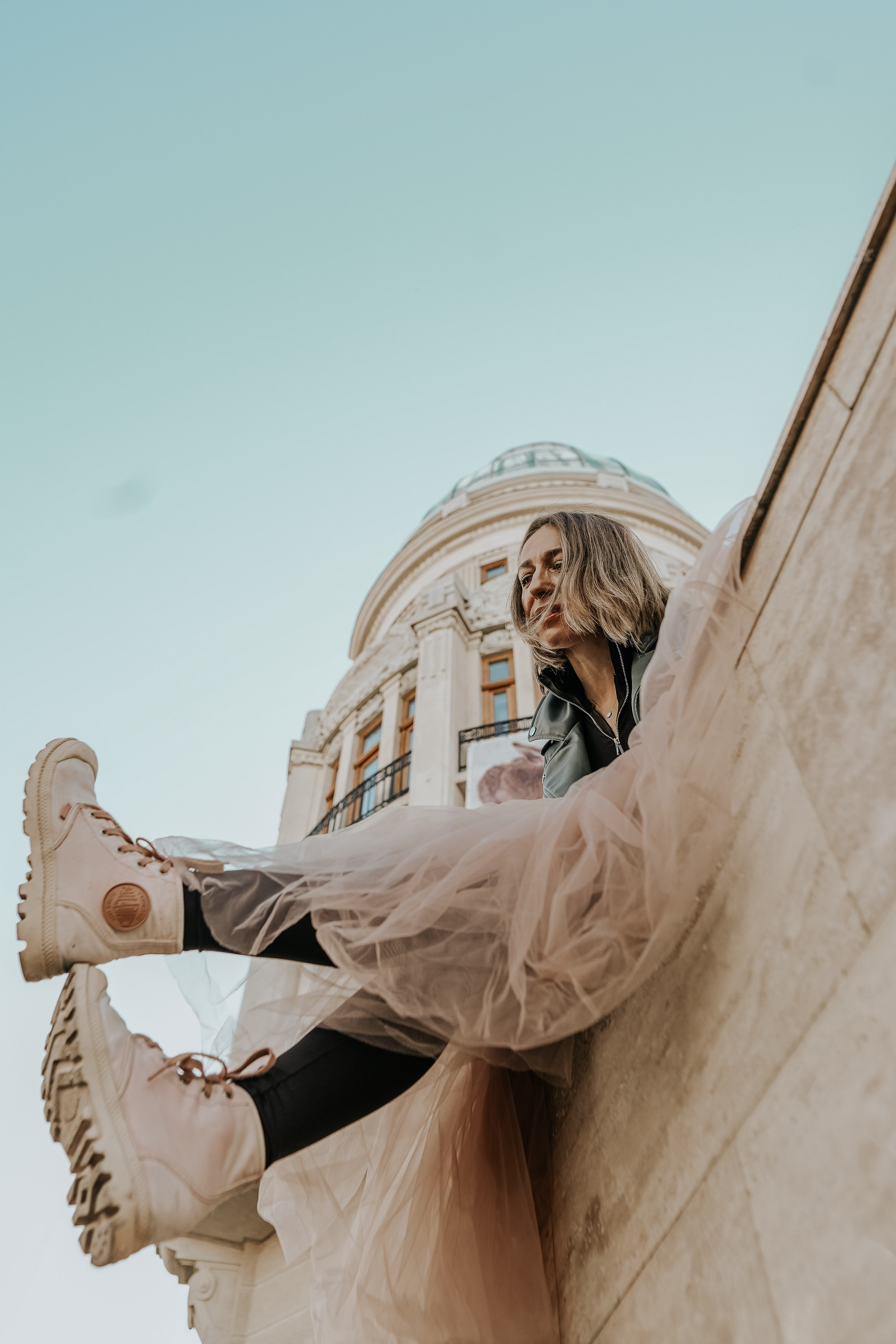 Sunt o Zeita — yoga on street. MARINABUGS