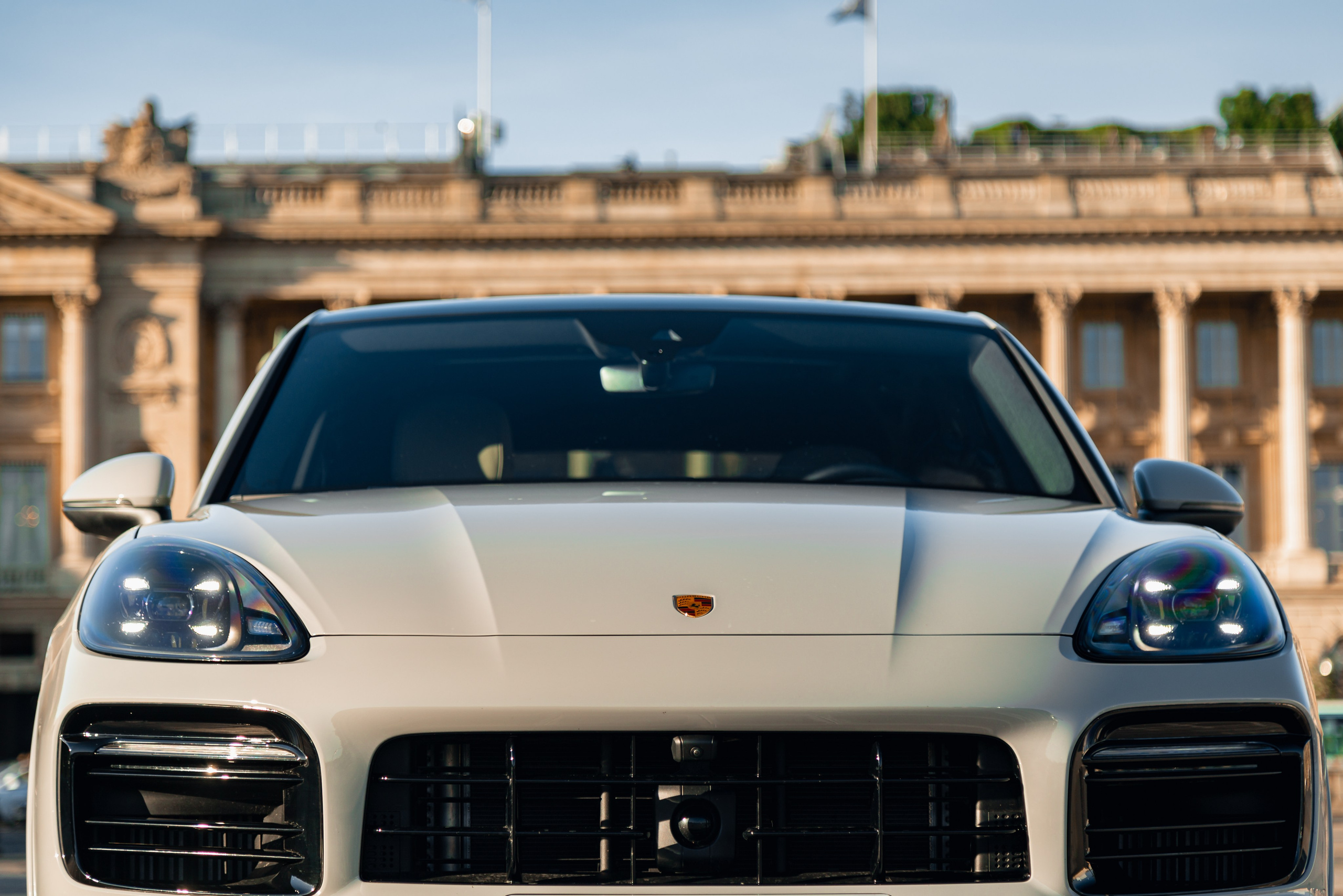 Porsche Cayenne E-Hybrid. Photographer in Paris — Vitalii Motruk