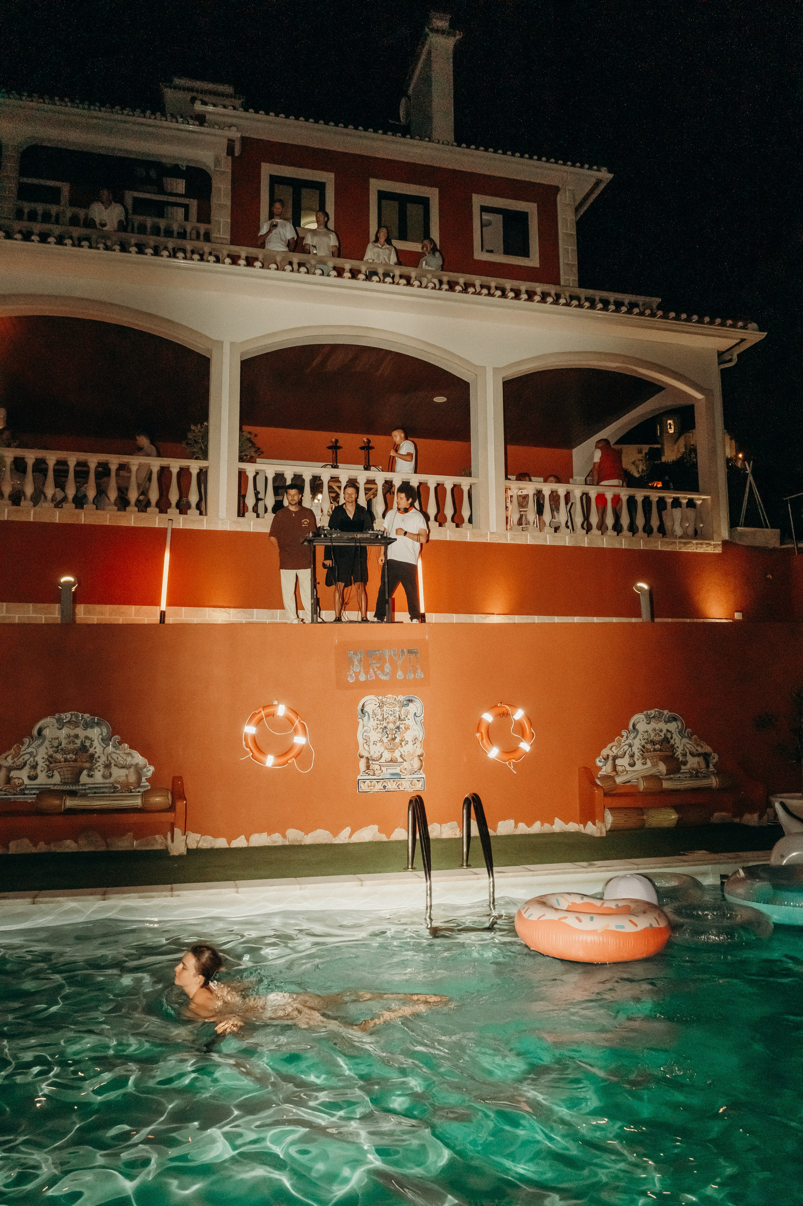 Pool party in  High Villa.  Cascais Sintra Lisbon. Валерія Сичова. Сімейний та репортажний фотограф в Португаліі