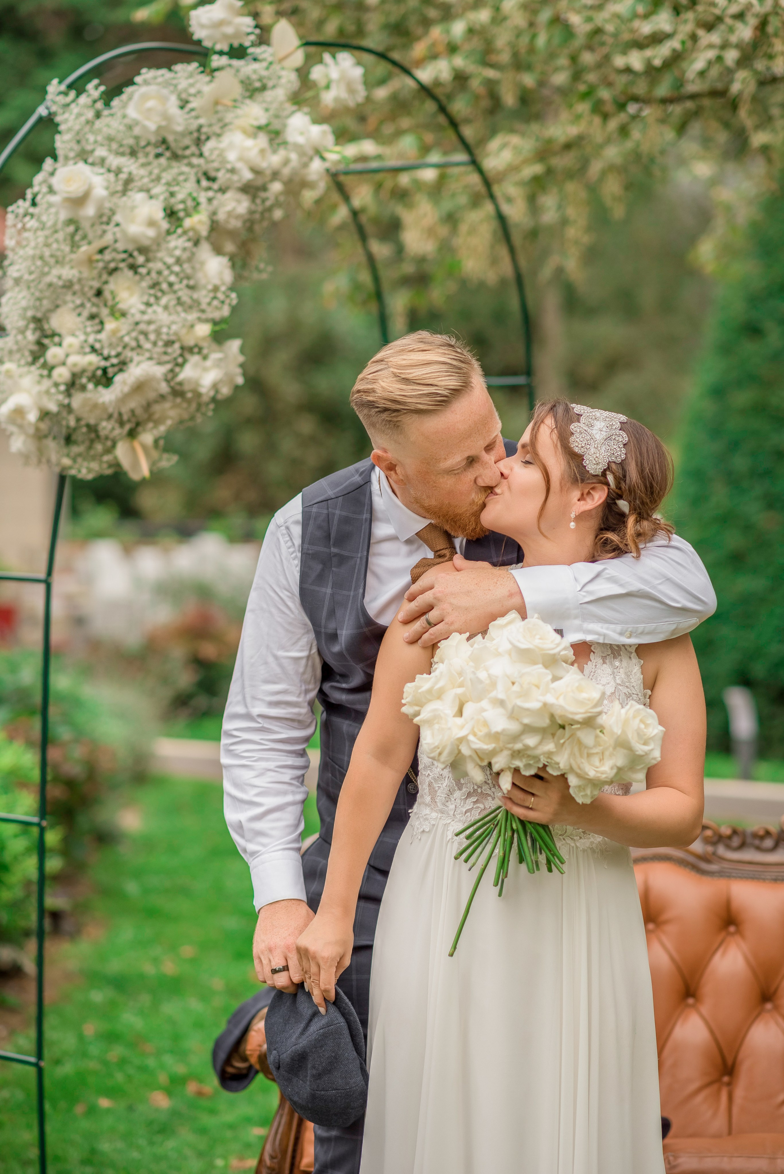 Couple élégant sur la plage de Nice