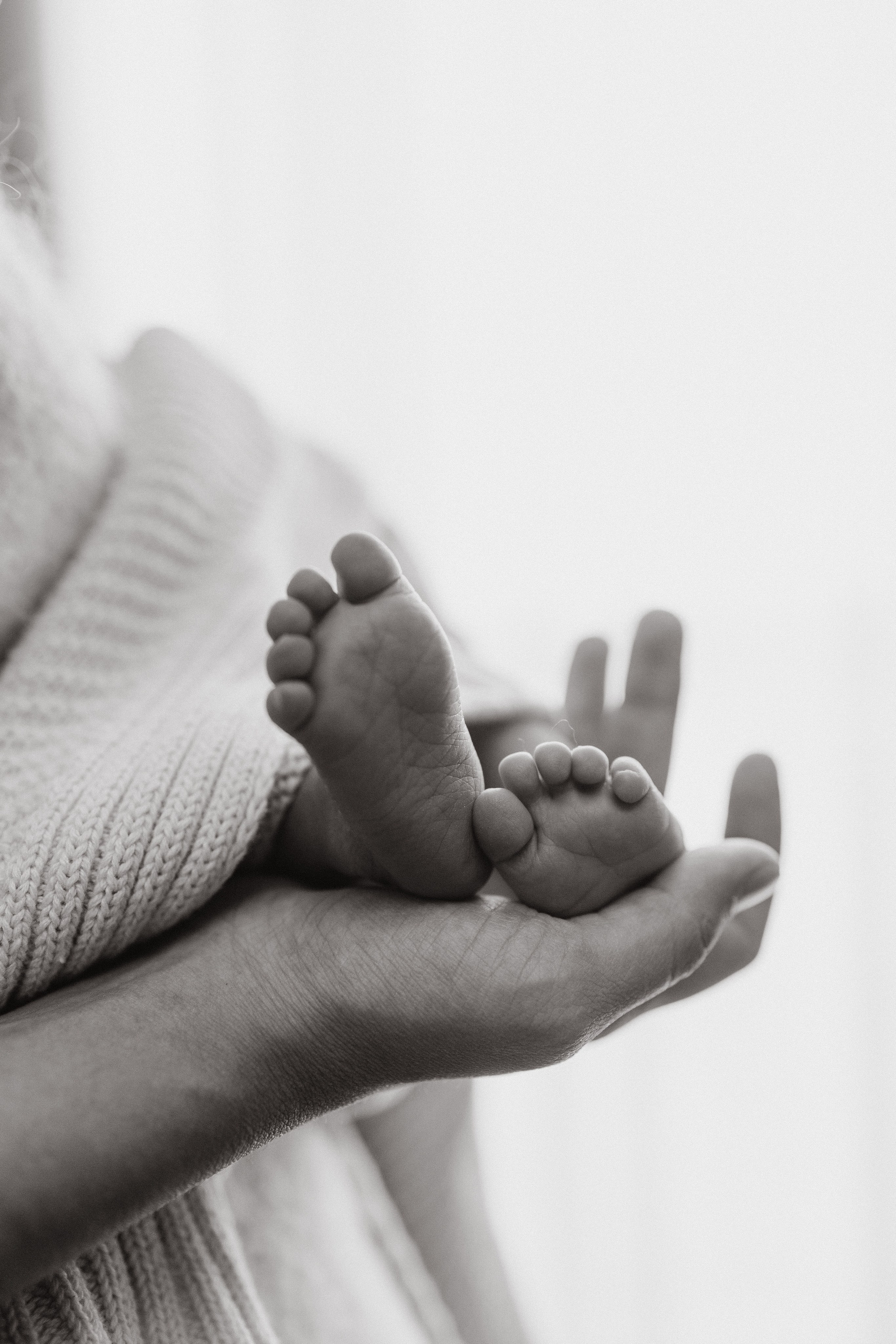 Tiny details. Фотограф родов, семей и новорожденных малышей в Дубае