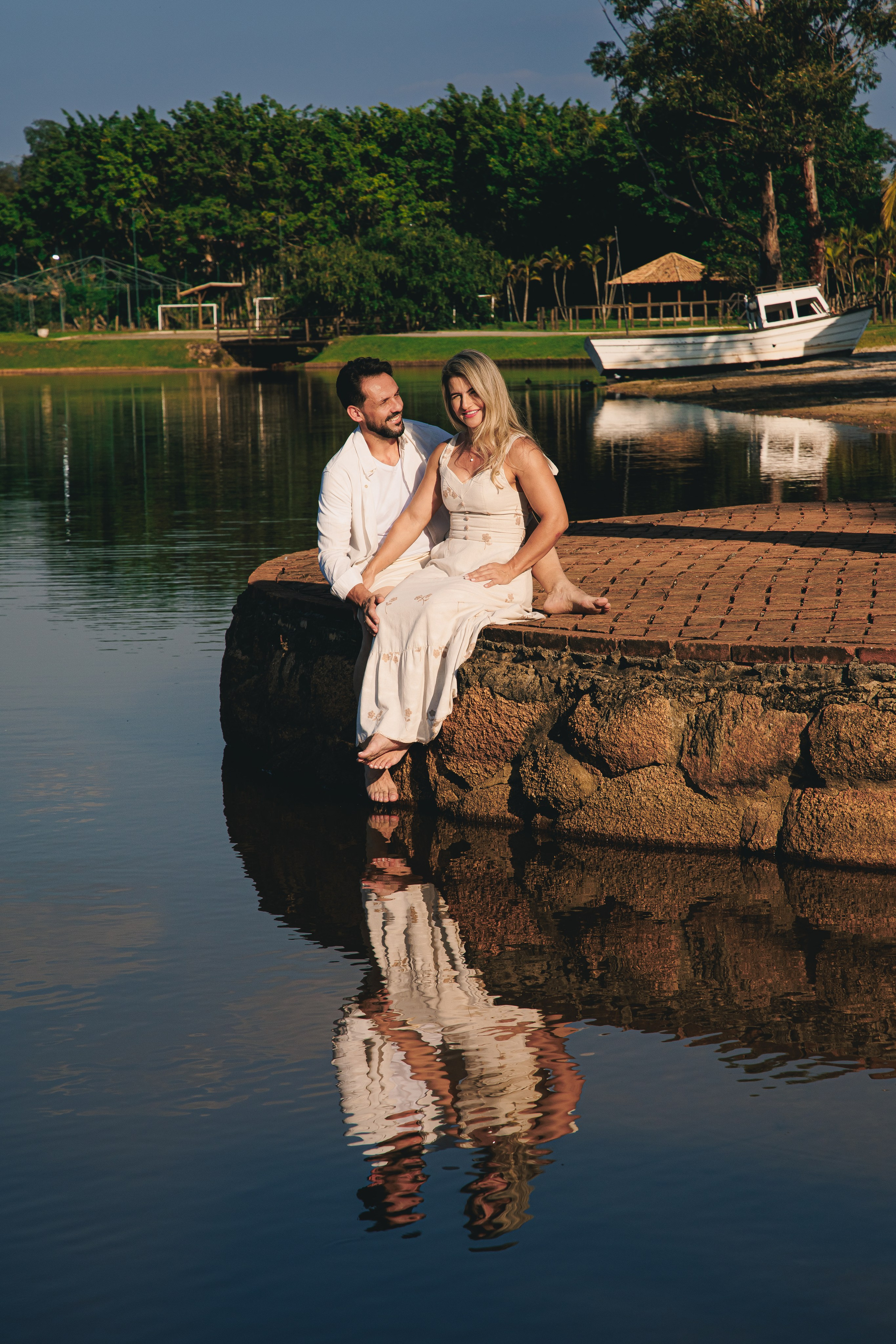 Ensaio Pré-Wedding no Interior Paulista com Lago, Areia e Pôr do Sol | Studio Melk. Tela cheia