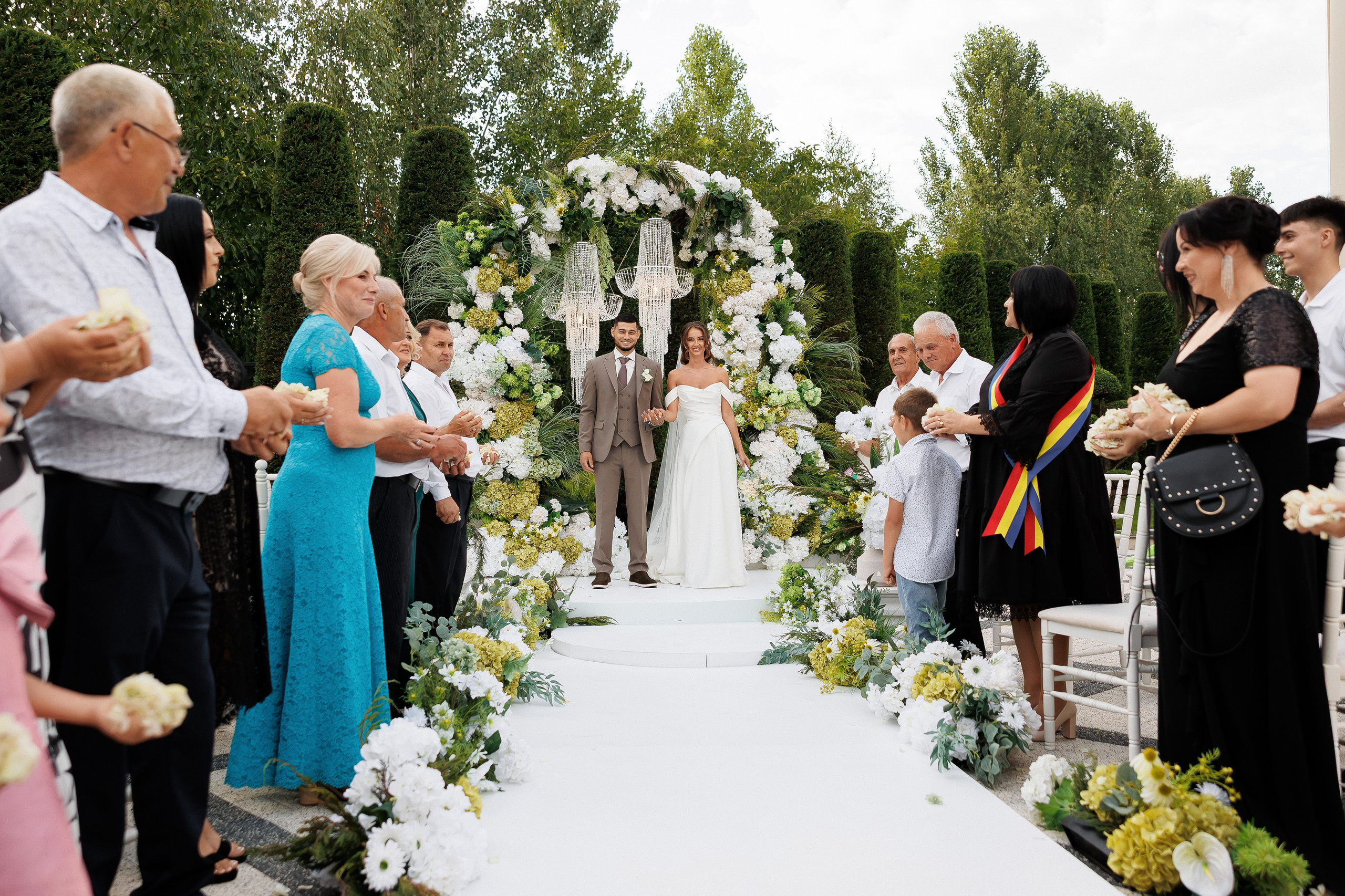 Eugen & Livia — Grand Elysee — Wedding Day. Servicii Foto și Video 067188353