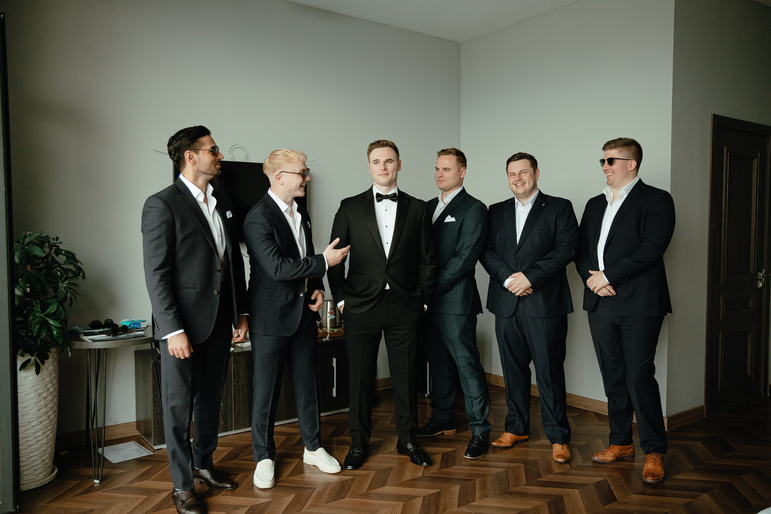 Thomas & Suyumbika. Главная