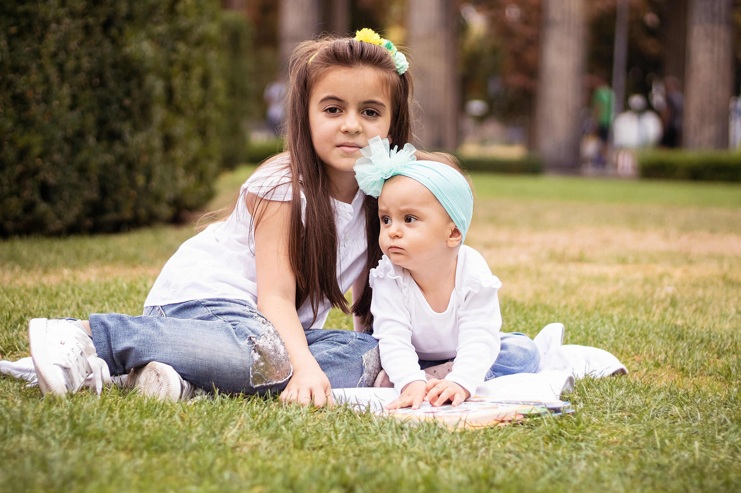 Mama mit zwei Töchtern am Nationalgalerie Berlin. Hochzeitsfotografie in Berlin Nataliia Schütze