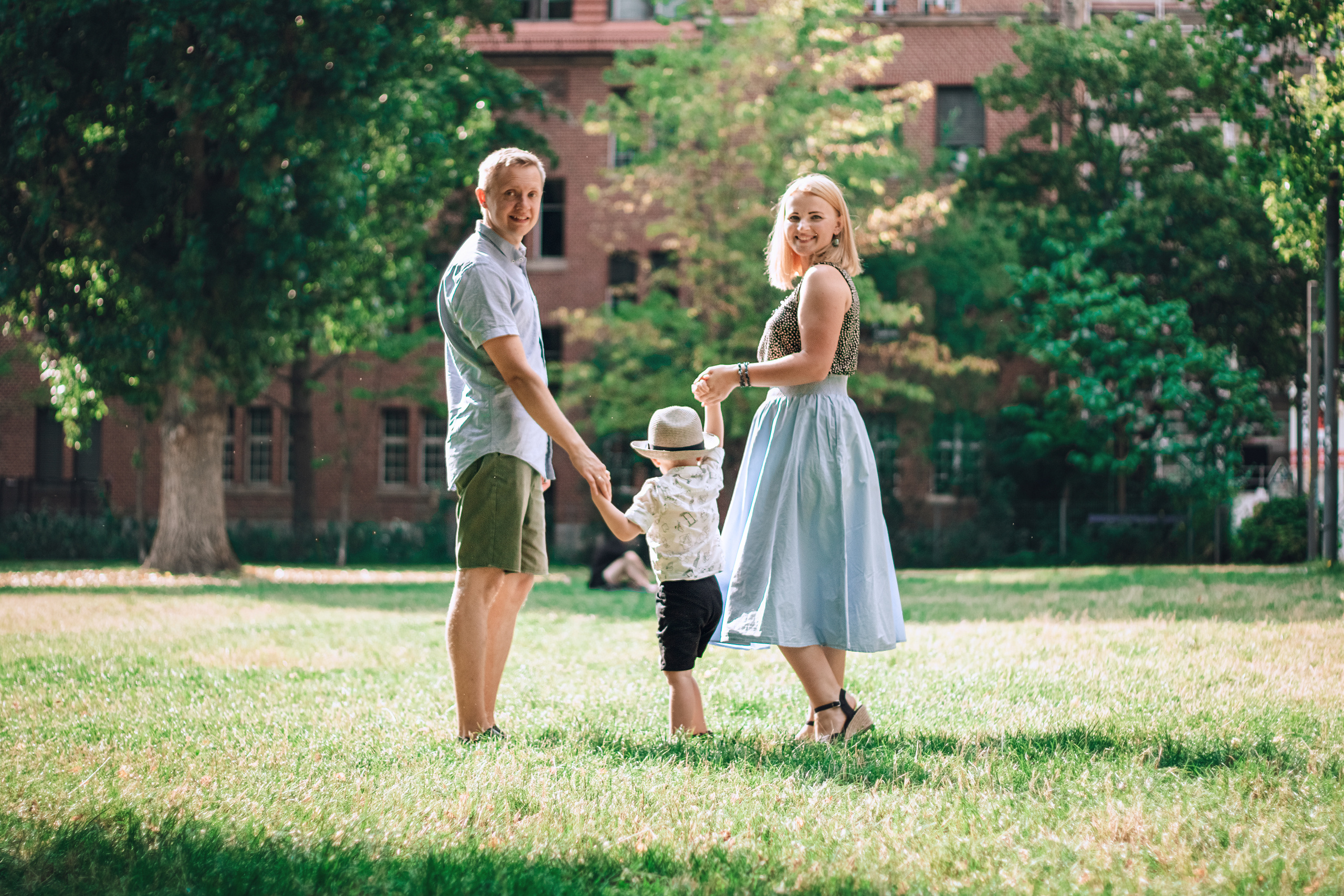 Fotoshooting mit Eltern und einem Sohn am Berliner Dom. Hochzeitsfotografie in Berlin Nataliia Schütze