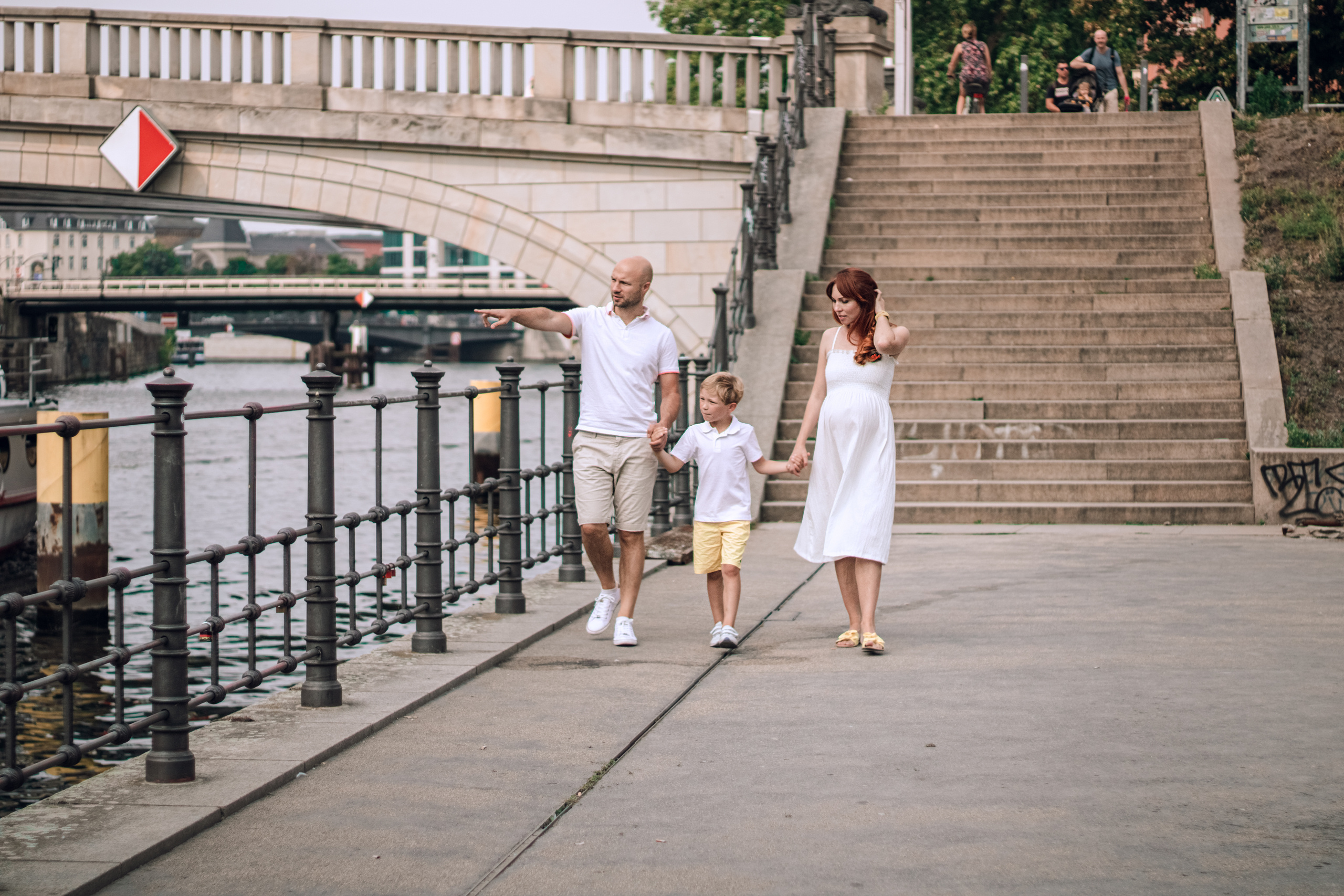 Babybauchshooting im Sommer im Monbijou Park Berlin. Hochzeitsfotografie in Berlin Nataliia Schütze