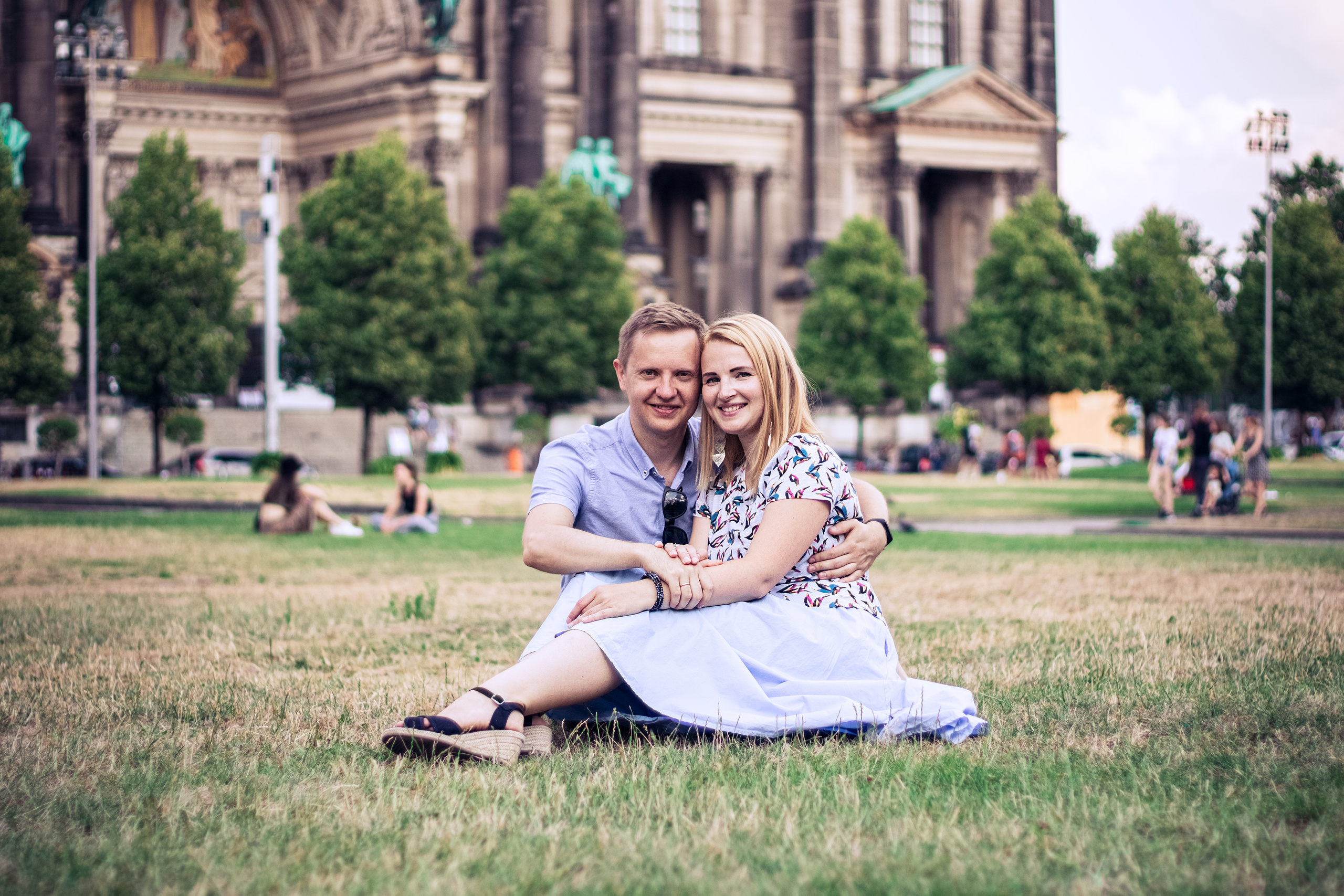 Fotoshooting mit Eltern und einem Sohn am Berliner Dom. Hochzeitsfotografie in Berlin Nataliia Schütze