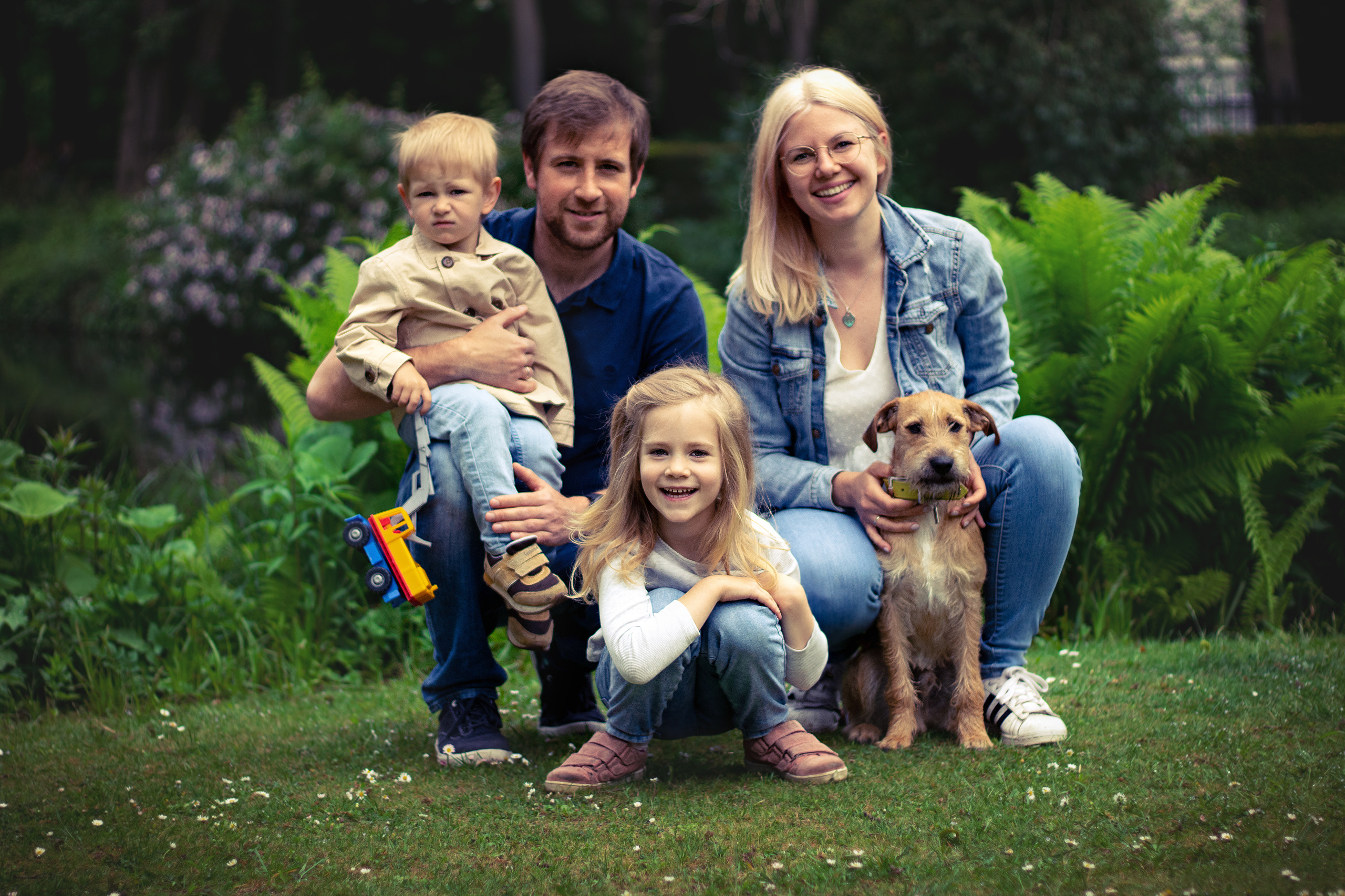 Familie und Hund Fotografie. Hochzeitsfotografie in Berlin Nataliia Schütze