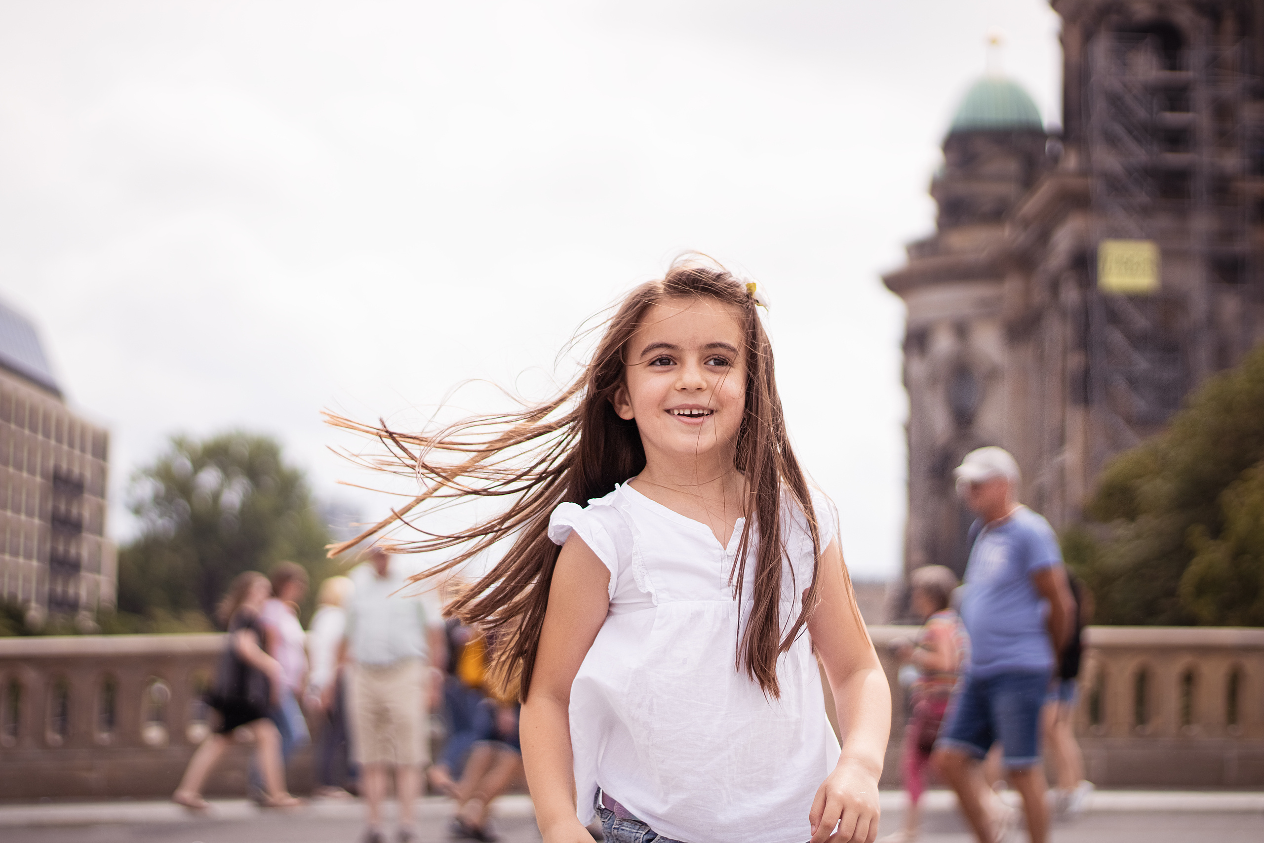 Mama mit zwei Töchtern am Nationalgalerie Berlin. Hochzeitsfotografie in Berlin Nataliia Schütze