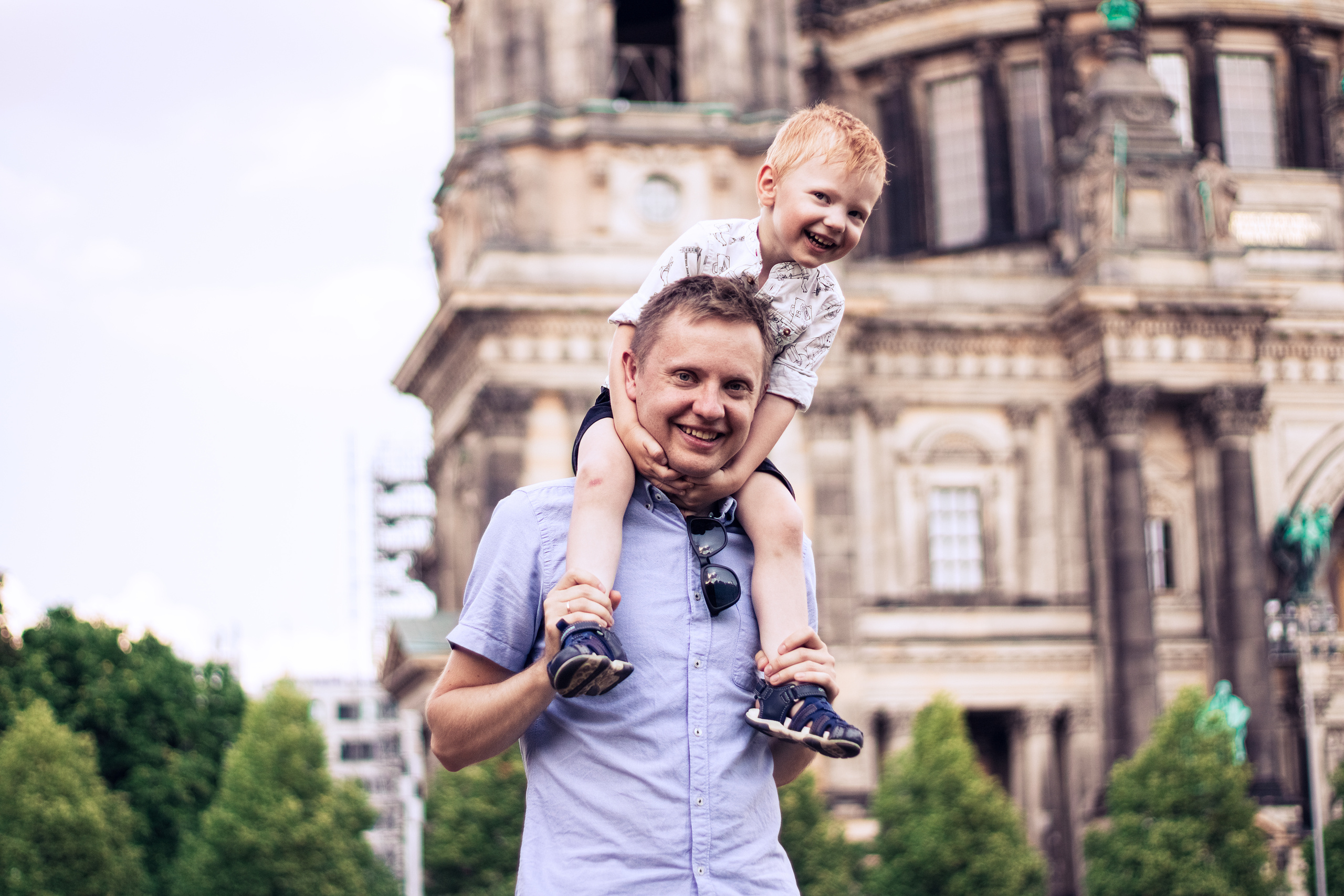 Fotoshooting mit Eltern und einem Sohn am Berliner Dom. Hochzeitsfotografie in Berlin Nataliia Schütze