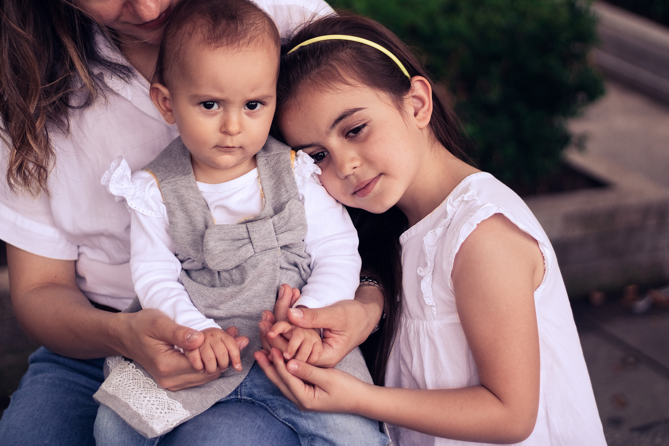 Mama mit zwei Töchtern am Nationalgalerie Berlin. Hochzeitsfotografie in Berlin Nataliia Schütze