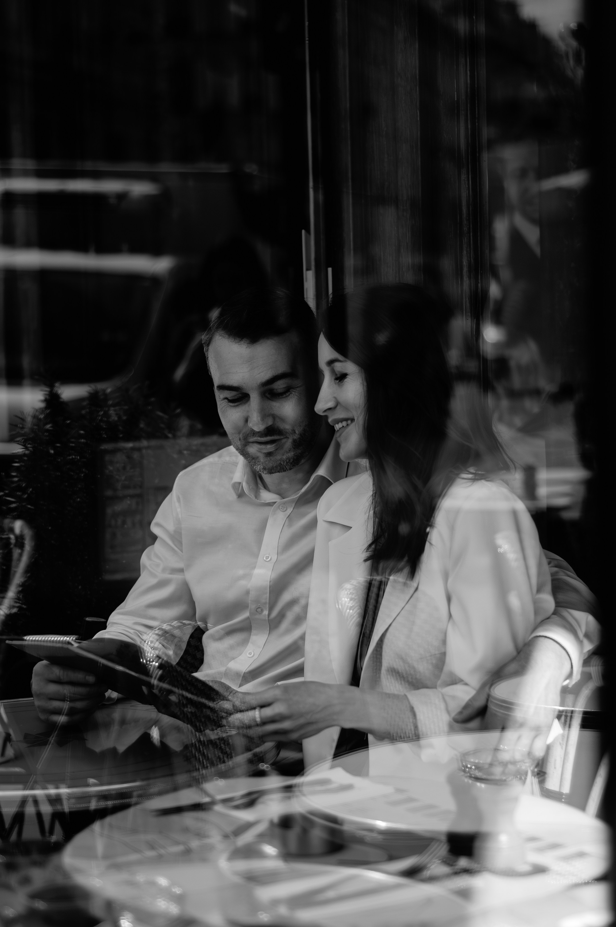 Couple photoshoot in blooming Marais. Paris photographer — Polina Osipova