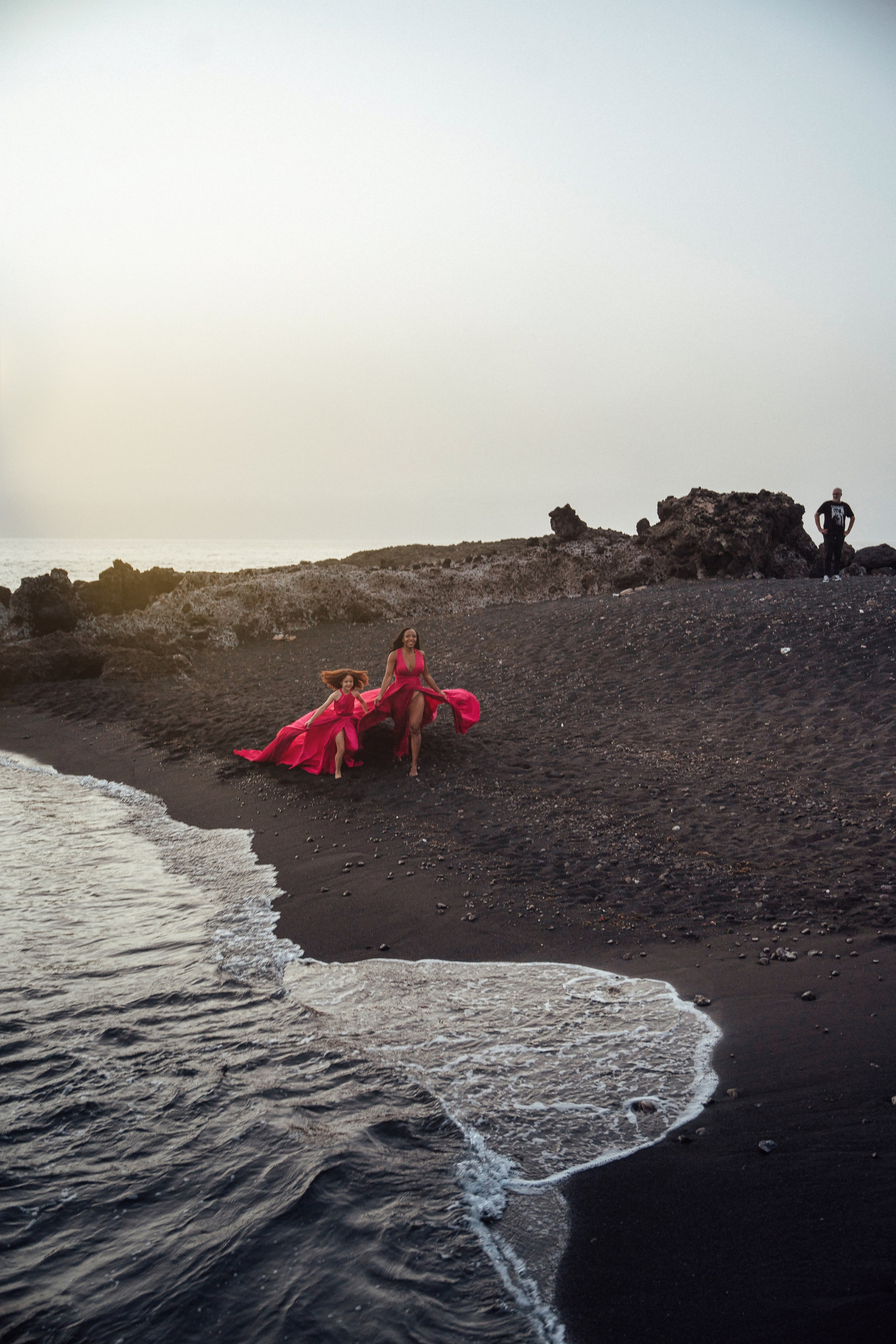 Sesión de mamá e hija en fucsia: ejemplos con vestidos de cola. Tania Bonnet | Fotógrafa profesional en Tenerife – Sesiones con vestidos voladores