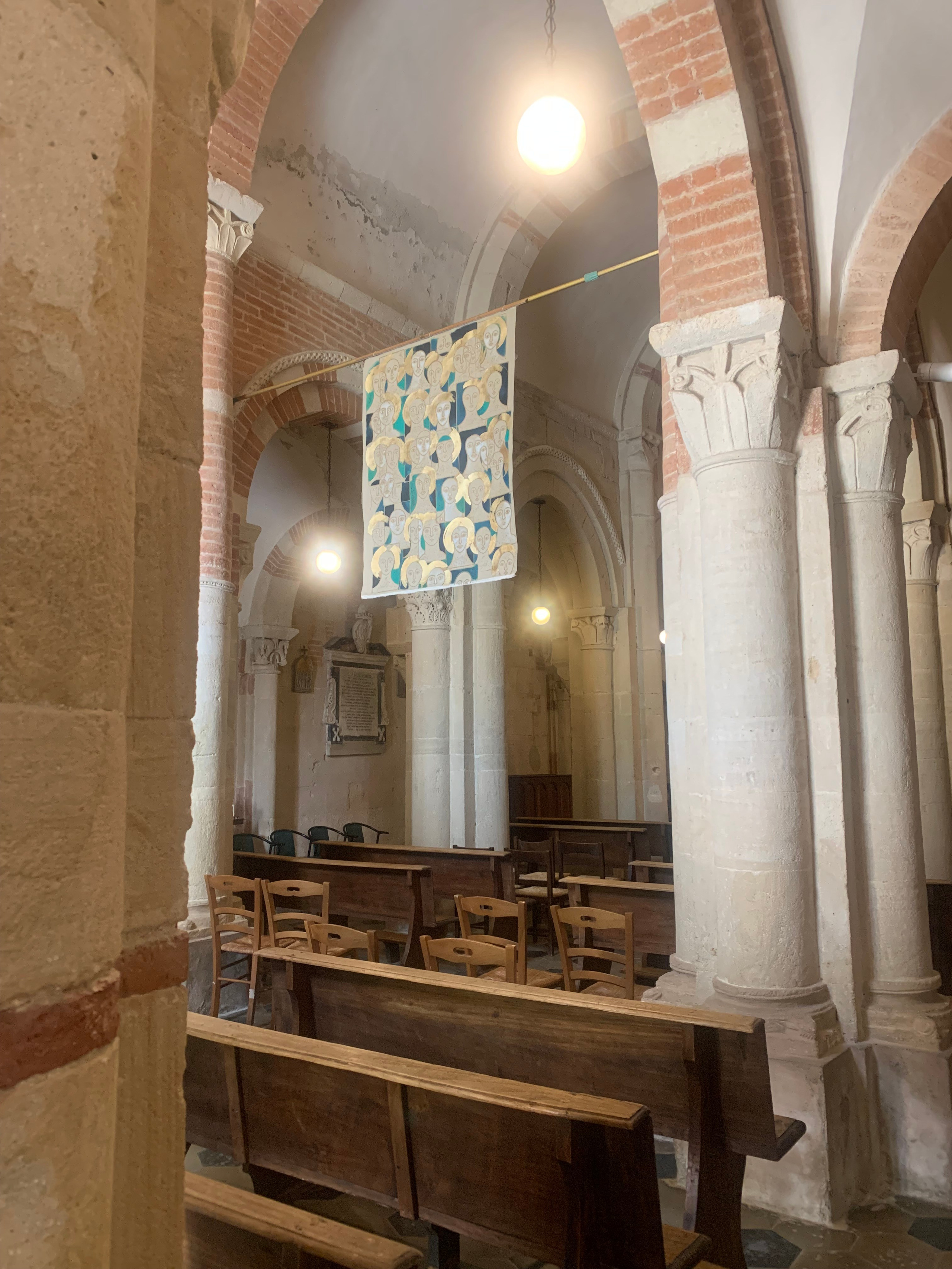 HOLY FACES (2023) stands at the intersection of conceptual research, advanced craftsmanship, and strong visual identity. The monumental format, the use of gold, the mixed-media technique, and a proven exhibition history — three exhibitions in institutional and high-profile corporate contexts — make this work particularly compelling from a value perspective.Signed by Nadia Kuprina and published in a catalogue, the artwork presents solid characteristics for an investment focused on quality, consistency of artistic research, and long-term cultural relevance.