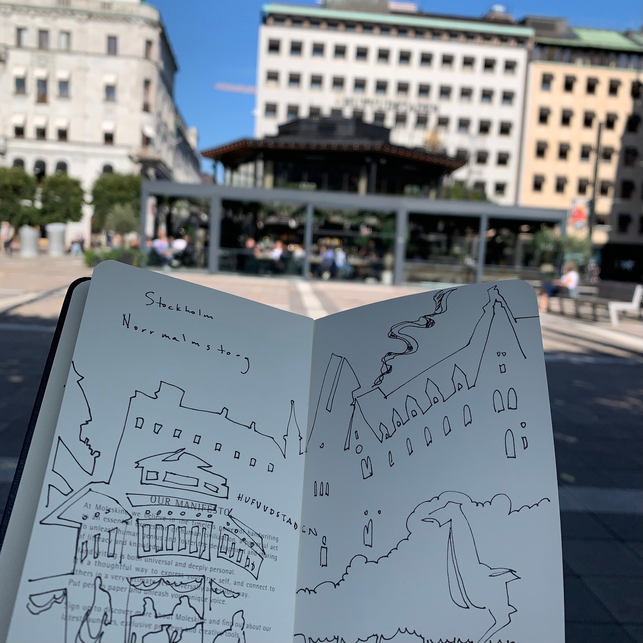 Disegni in bianco e nero su taccuino Moleskine realizzati a Stoccolma nel corso di molti viaggi, parte di una ricerca artistica e progetto espositivo a lungo termine. Norrmalmstorget.