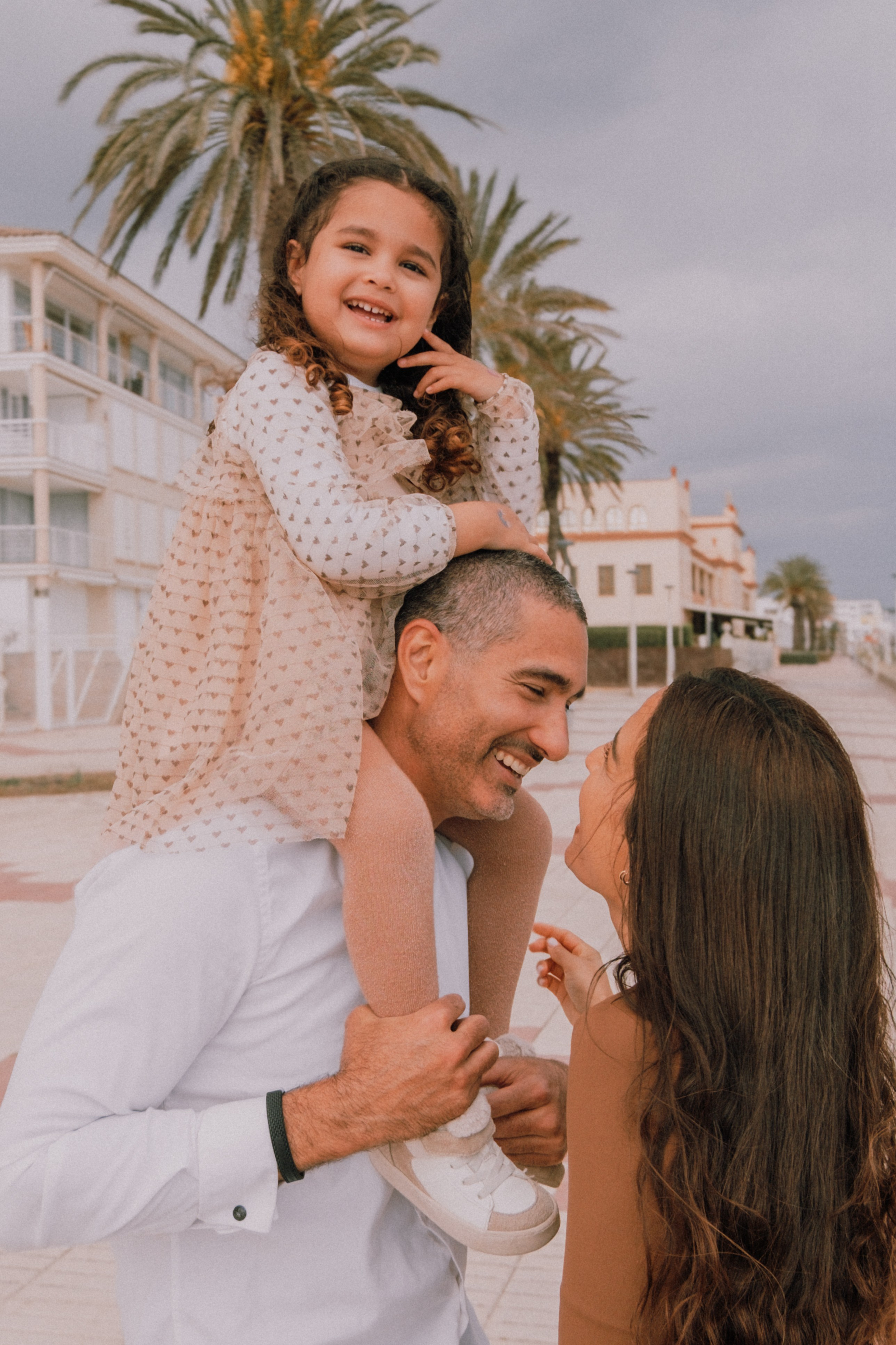 Sesión familiar en la playa. Fotografía profesional en Calafell - Elena Medvedeva