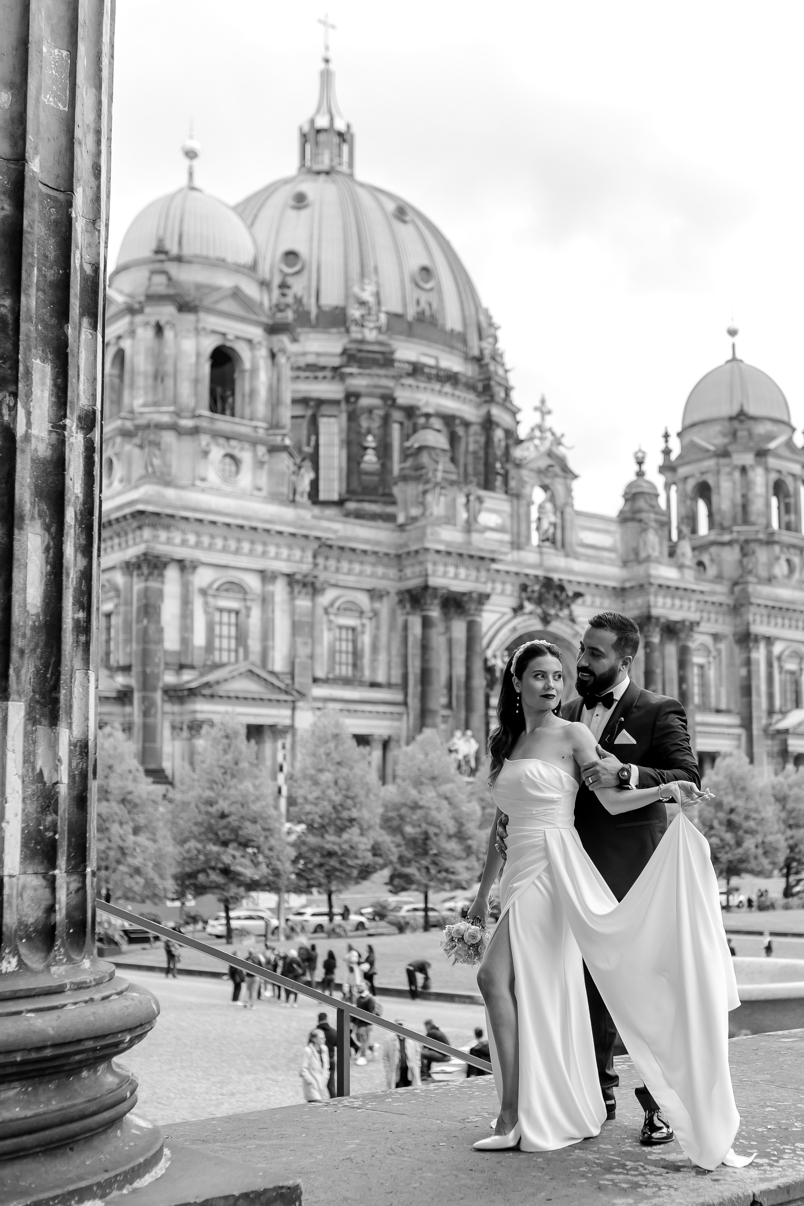 Brautpaar vor dem Berliner Dom, Hochzeitsfotograf in Berlin