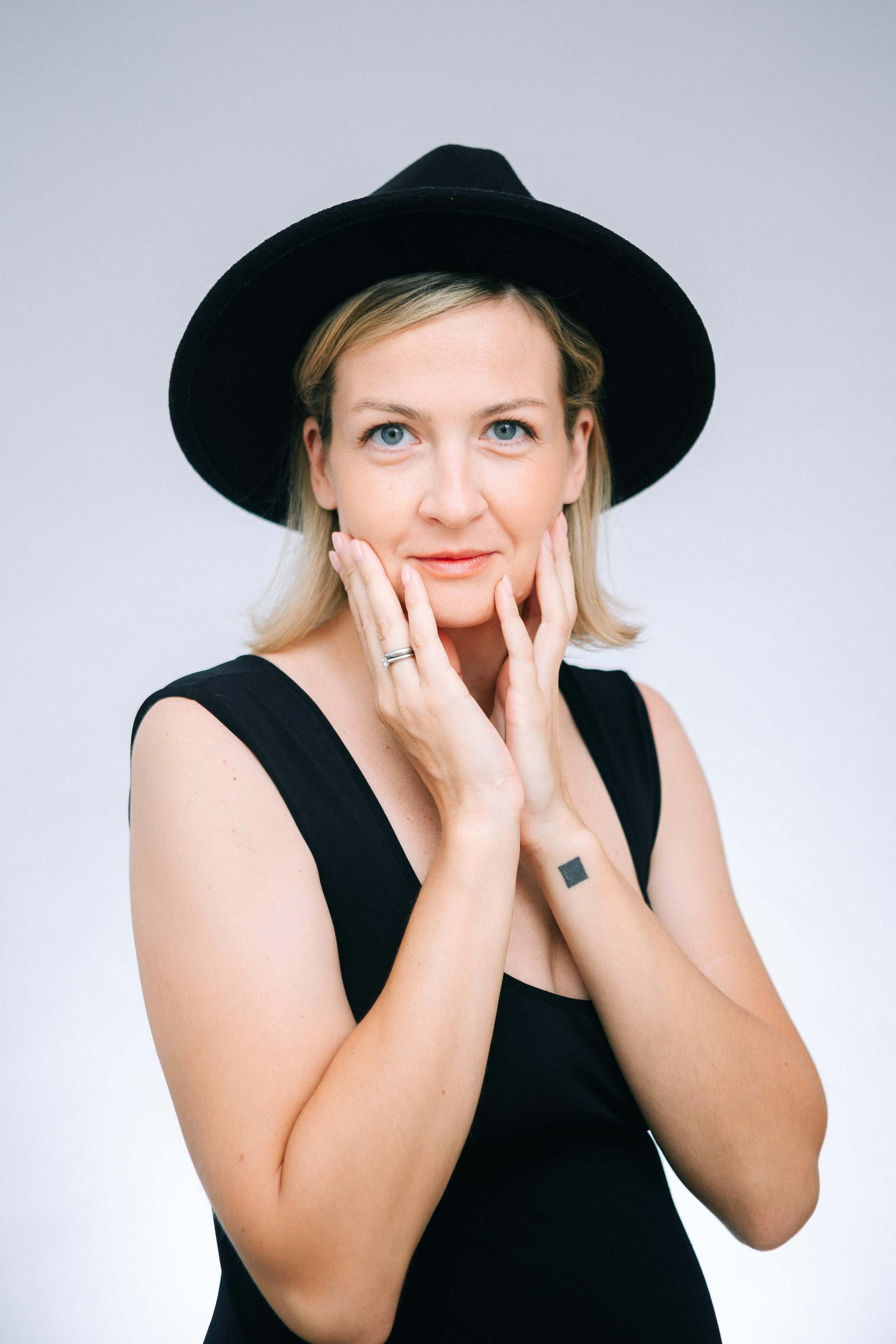 STUDIO SHOOTING. Https://shi-photo.com/