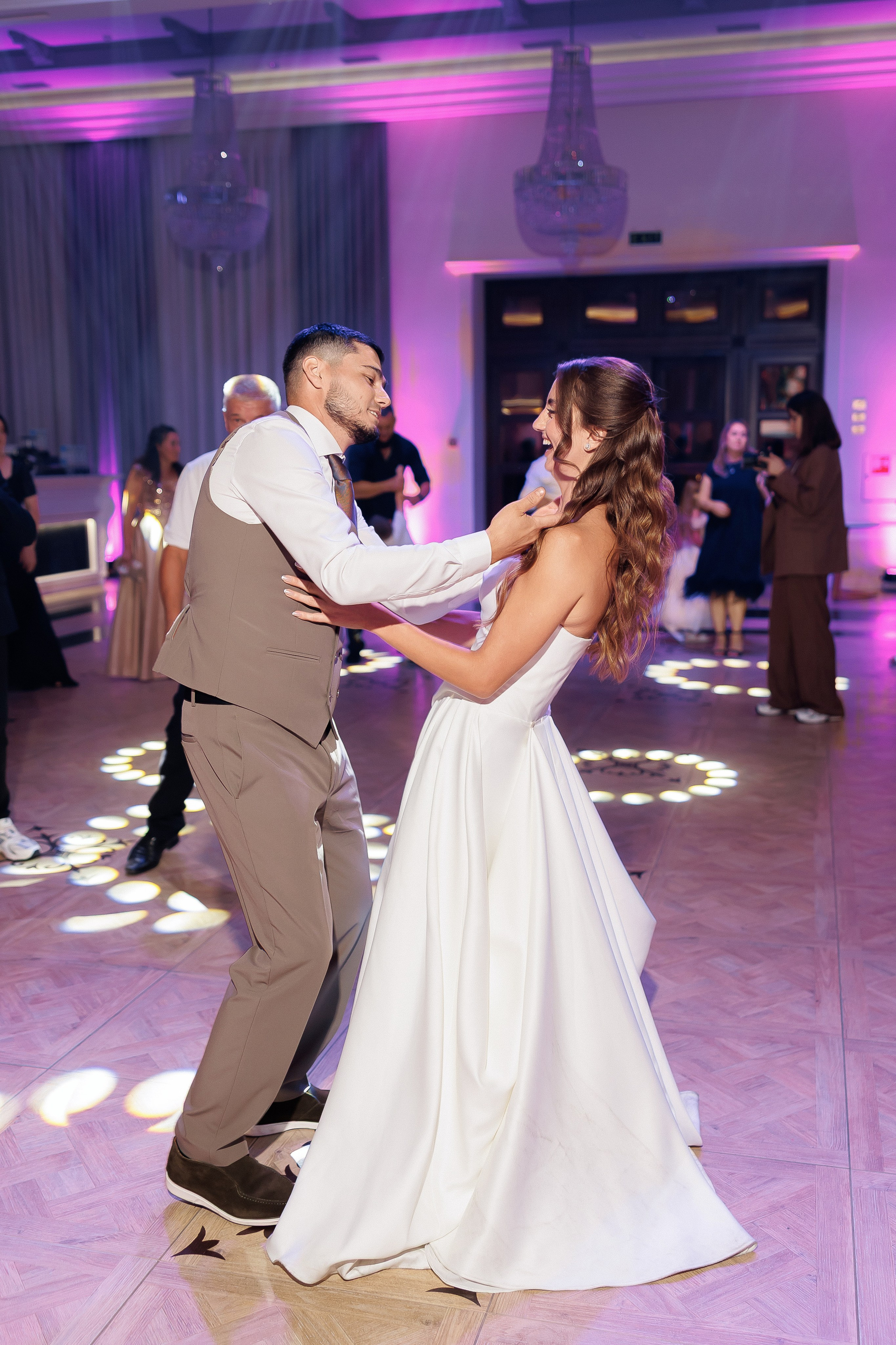 Eugen & Livia — Grand Elysee — Wedding Day. Servicii Foto și Video 067188353