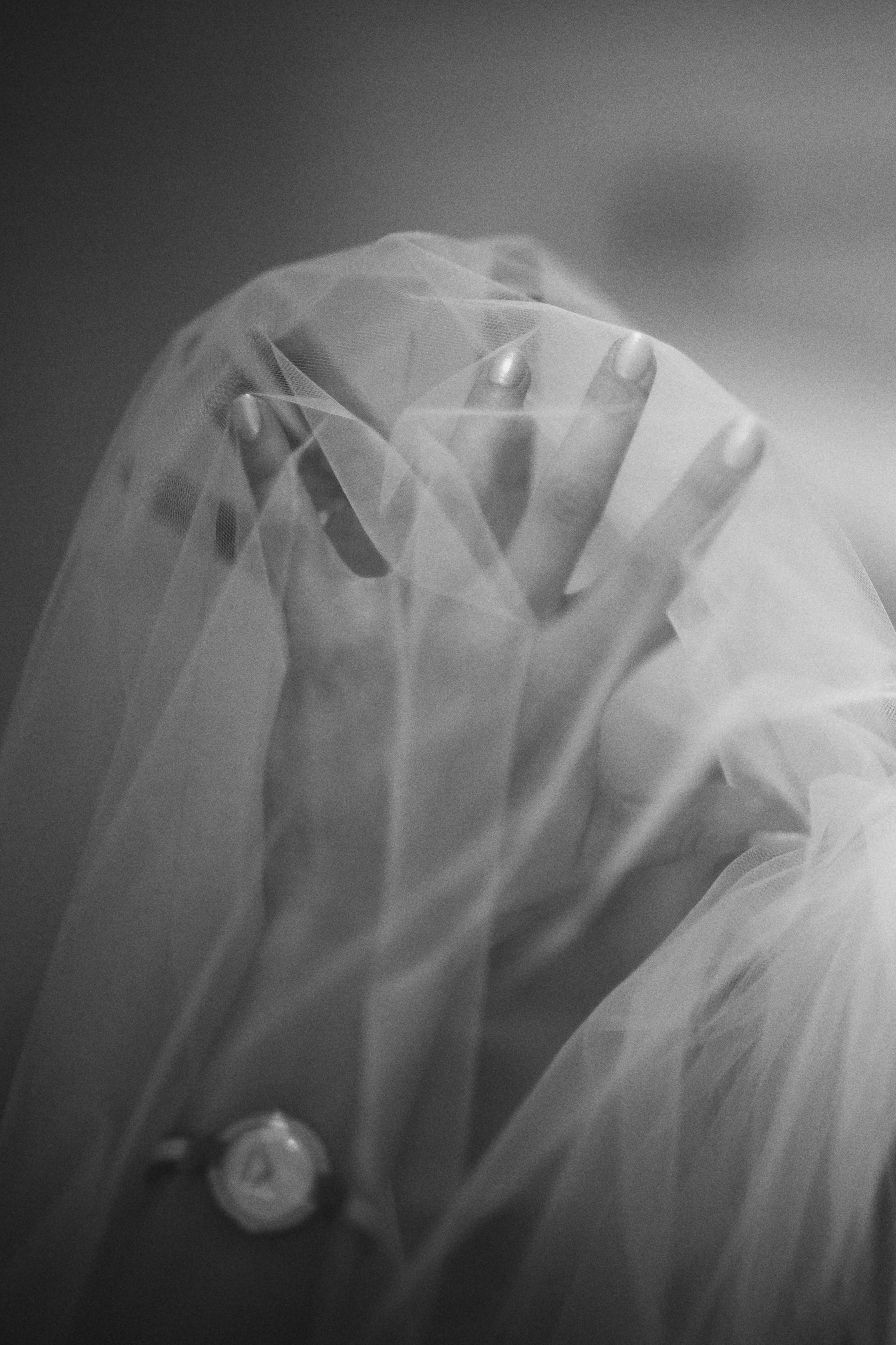 Фотограф в Ирландии чёрно-белая свадьба подготовка невеста руки крупный план фата