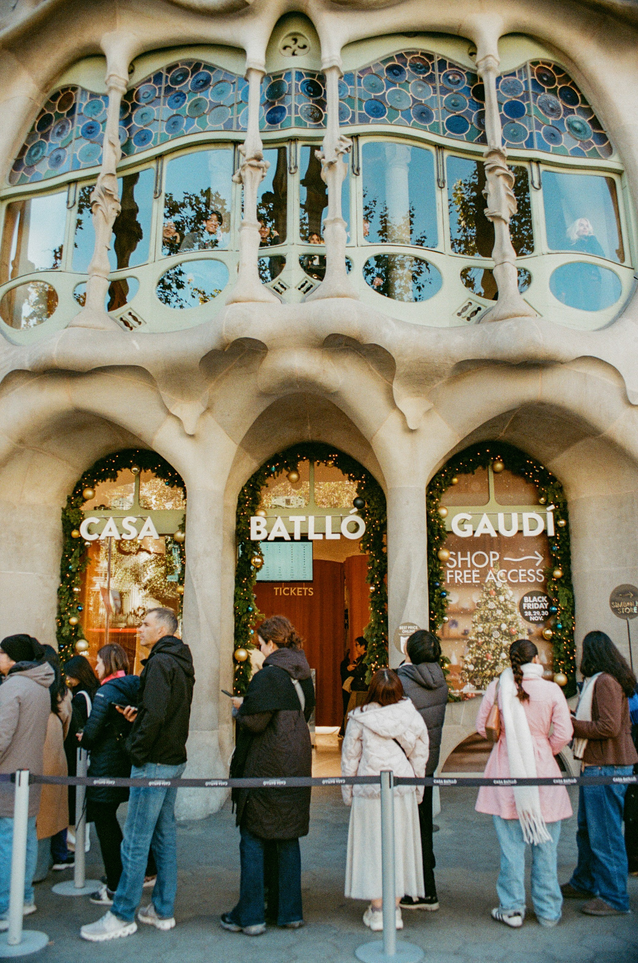 Barcelona — Light, Rhythm and Architecture. Wedding Stories — Professional Wedding Photography & Videography in Germany, Italy, Spain & all across Europe