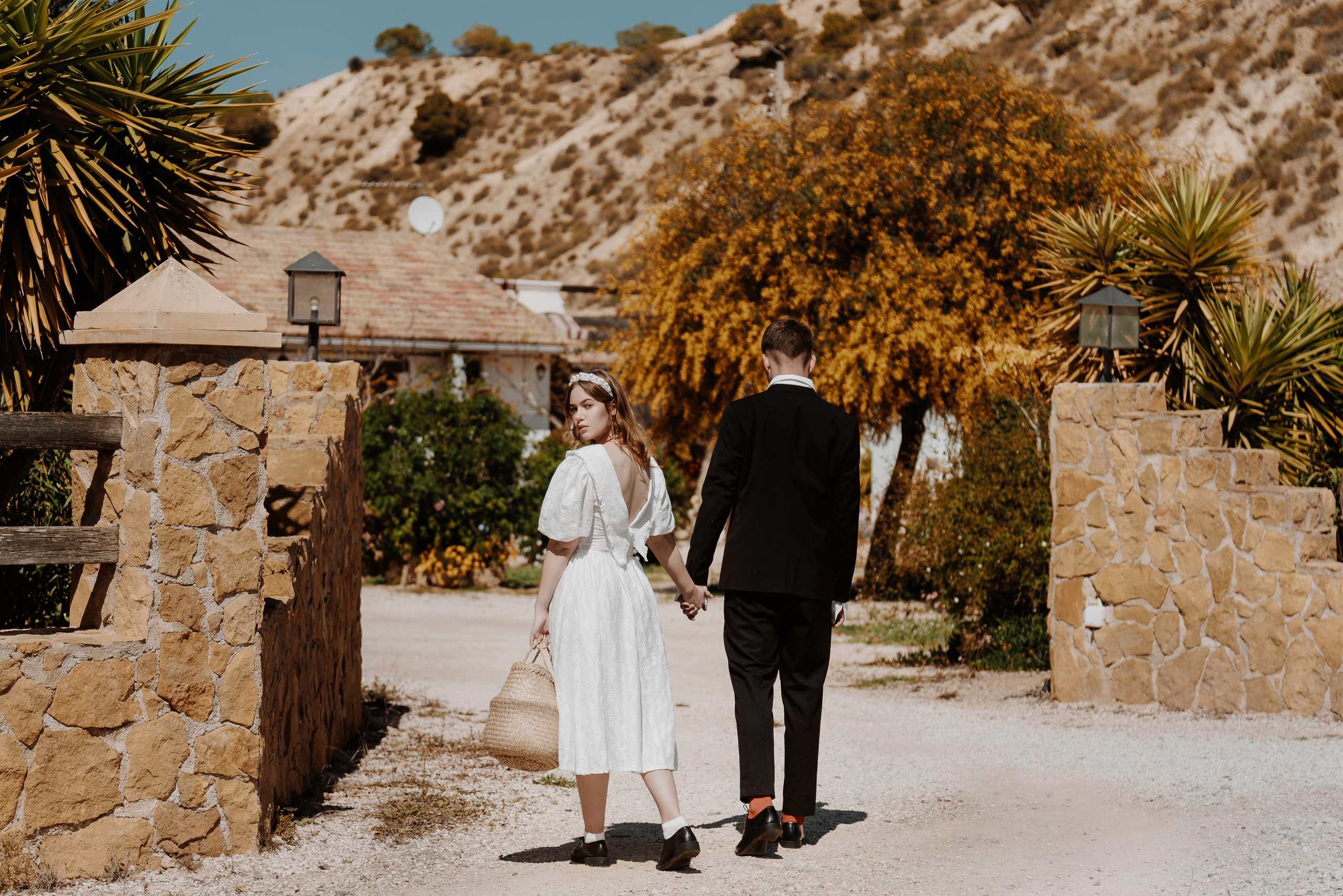 Креативная стилизованная фотосессия лав стори в испанской деревне