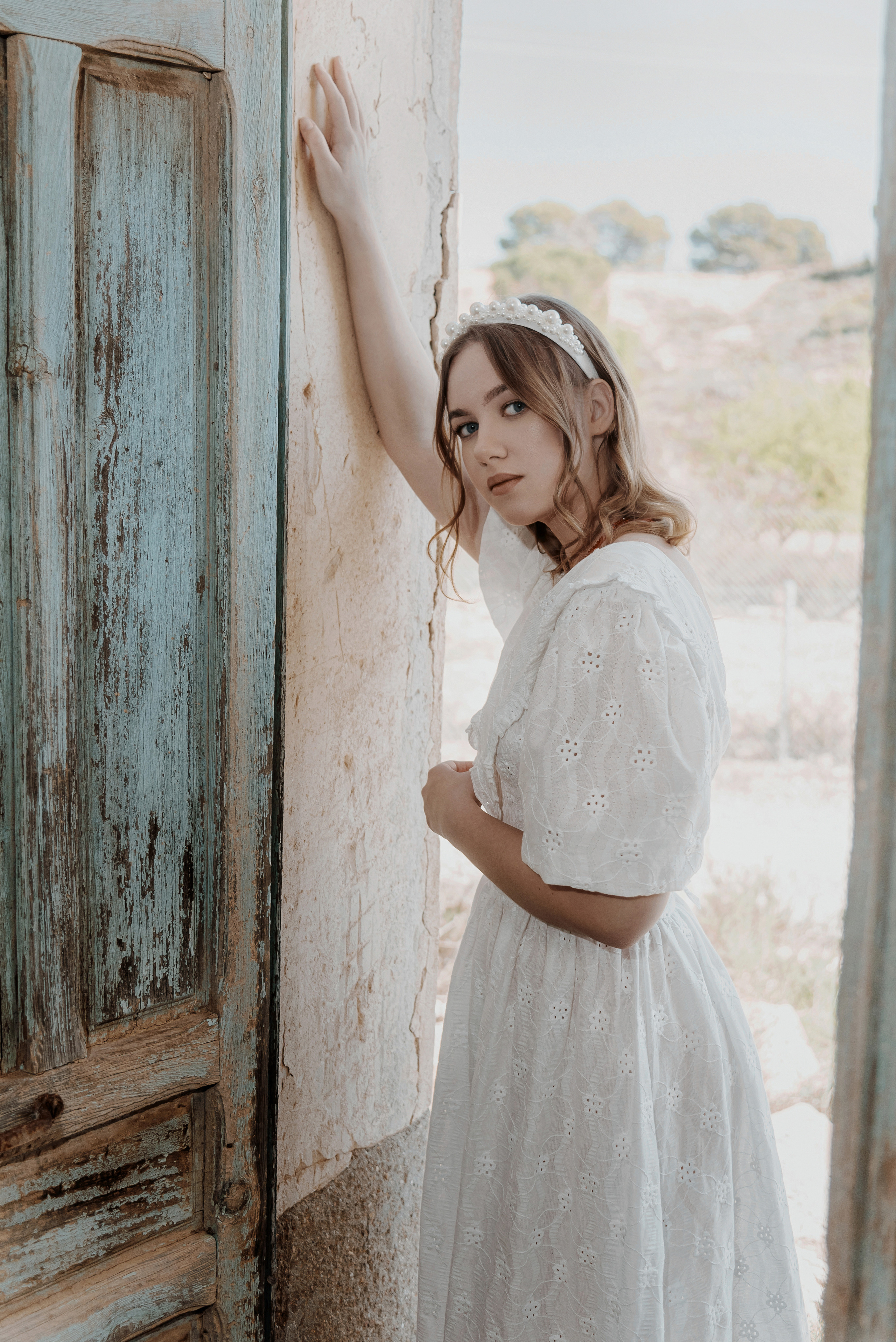 Креативная стилизованная фотосессия лав стори в испанской деревне