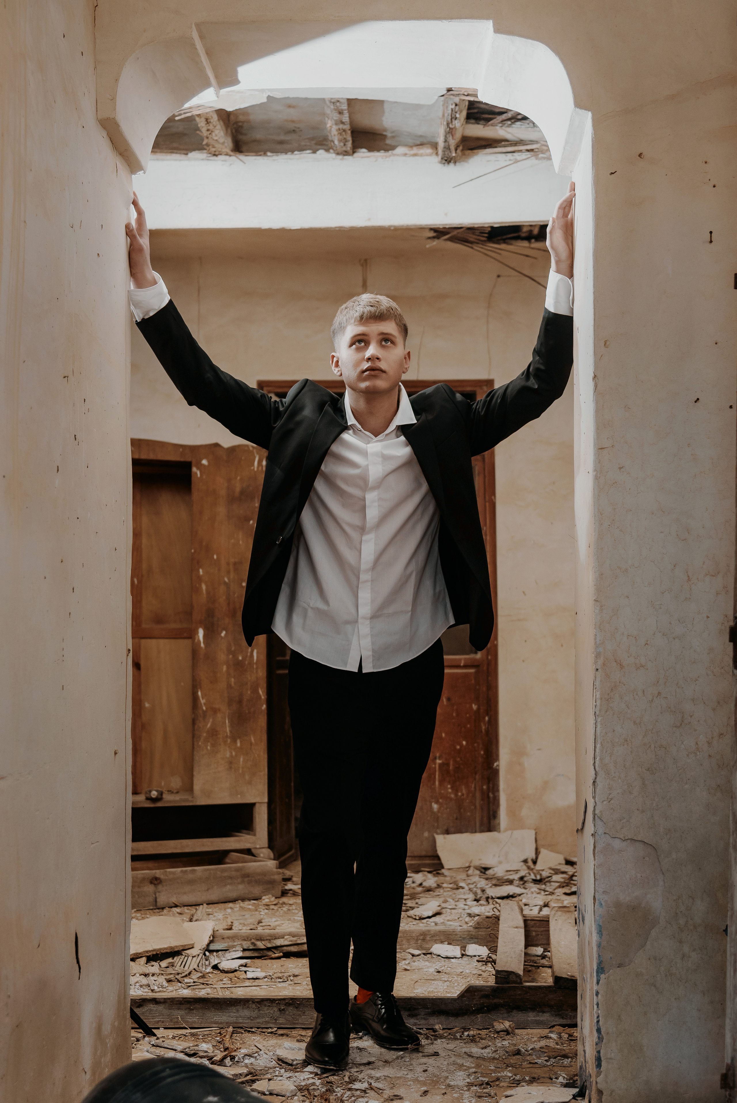 Креативная стилизованная фотосессия лав стори в испанской деревне