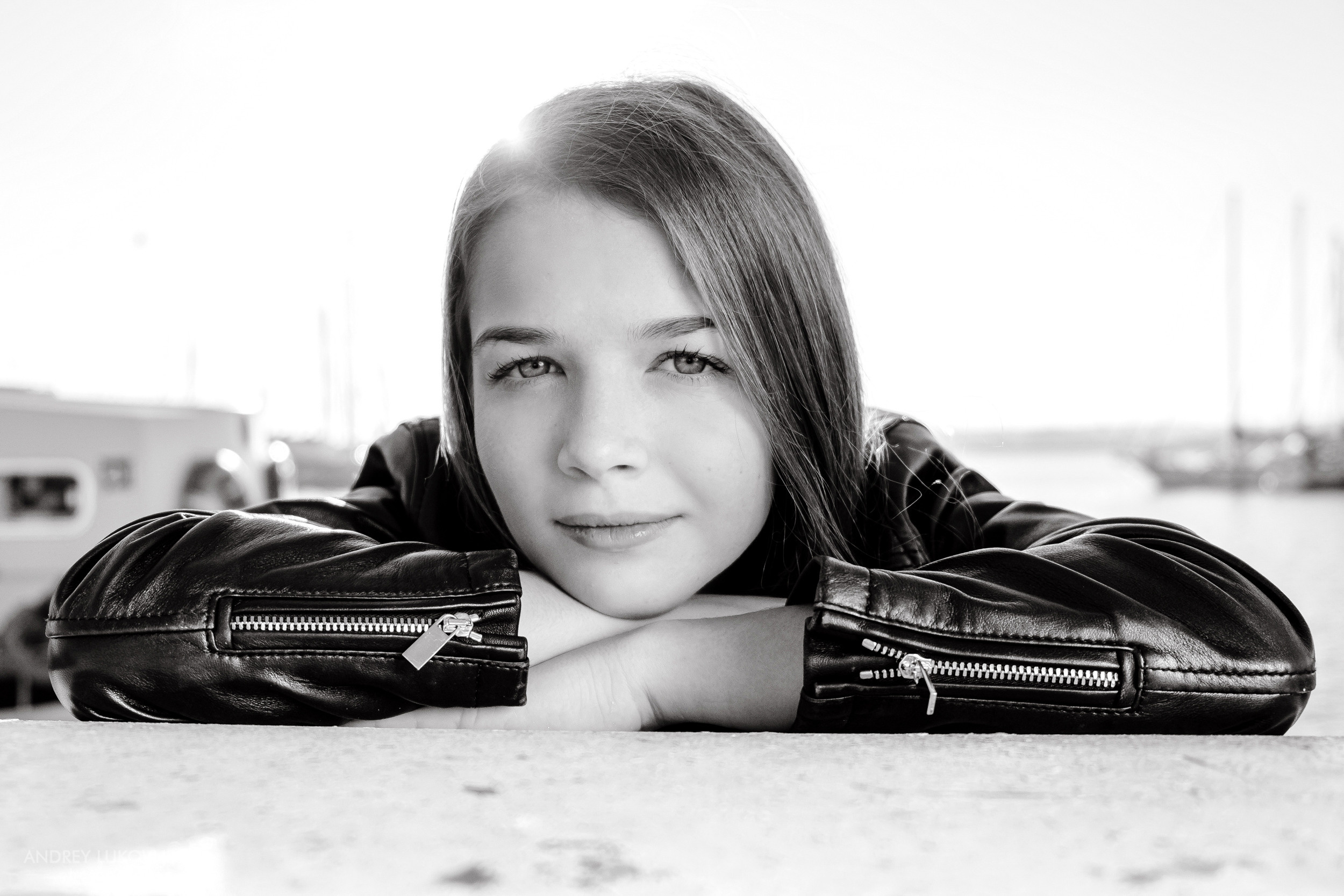 Photo session for a young model in the port of Torrevieja