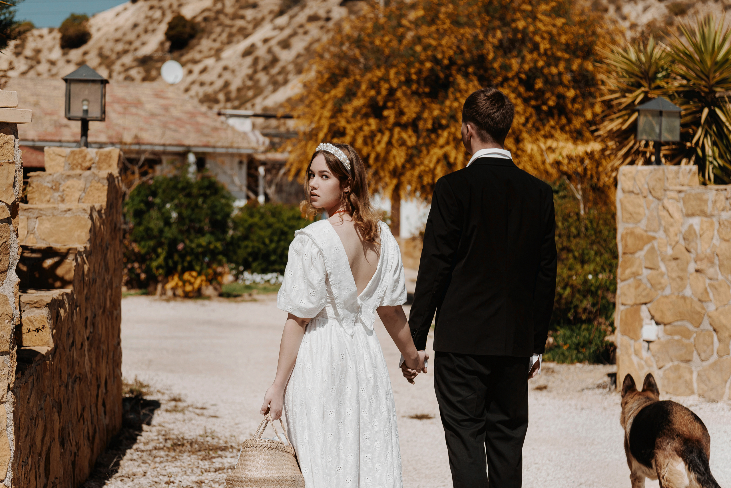 Креативная стилизованная фотосессия лав стори в испанской деревне