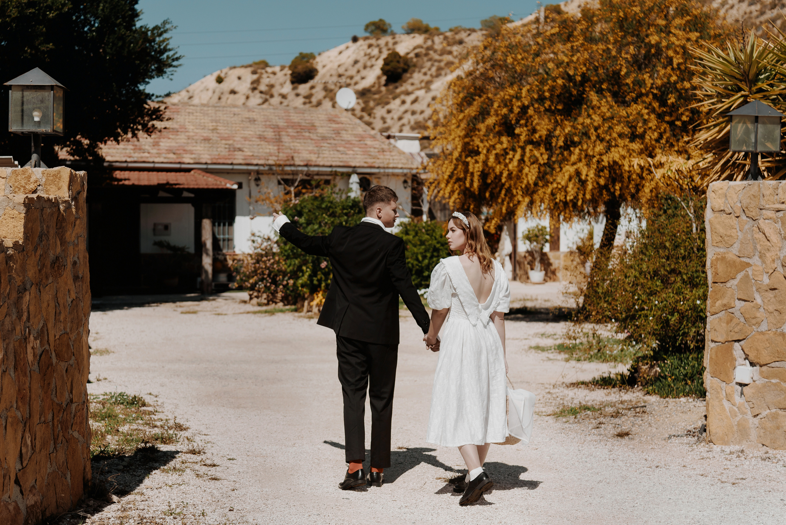 Креативная стилизованная фотосессия лав стори в испанской деревне