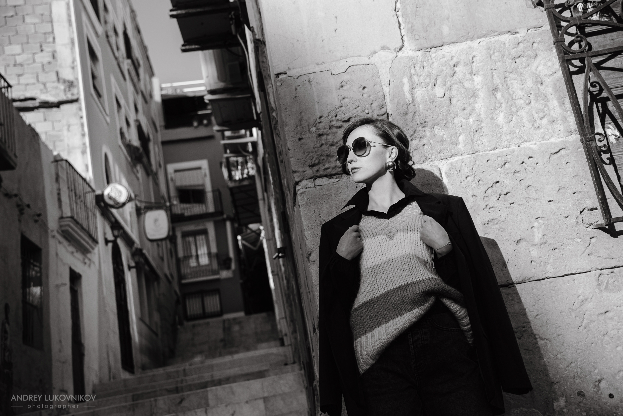 A stylized photo walk through the old town of Alicante