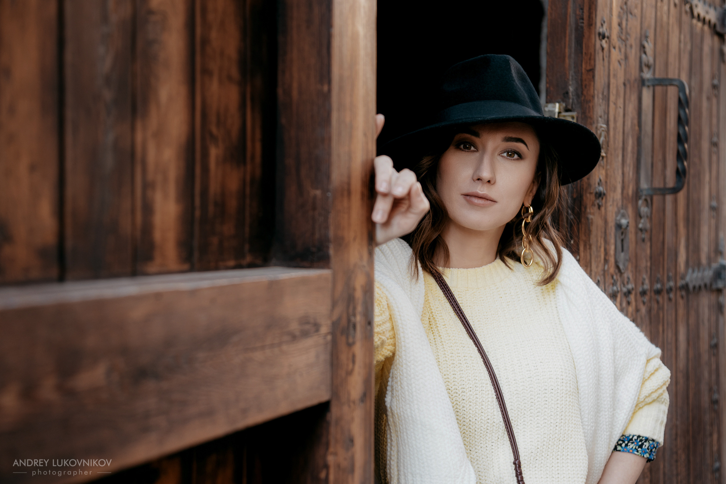 A stylized photo walk through the old town of Alicante