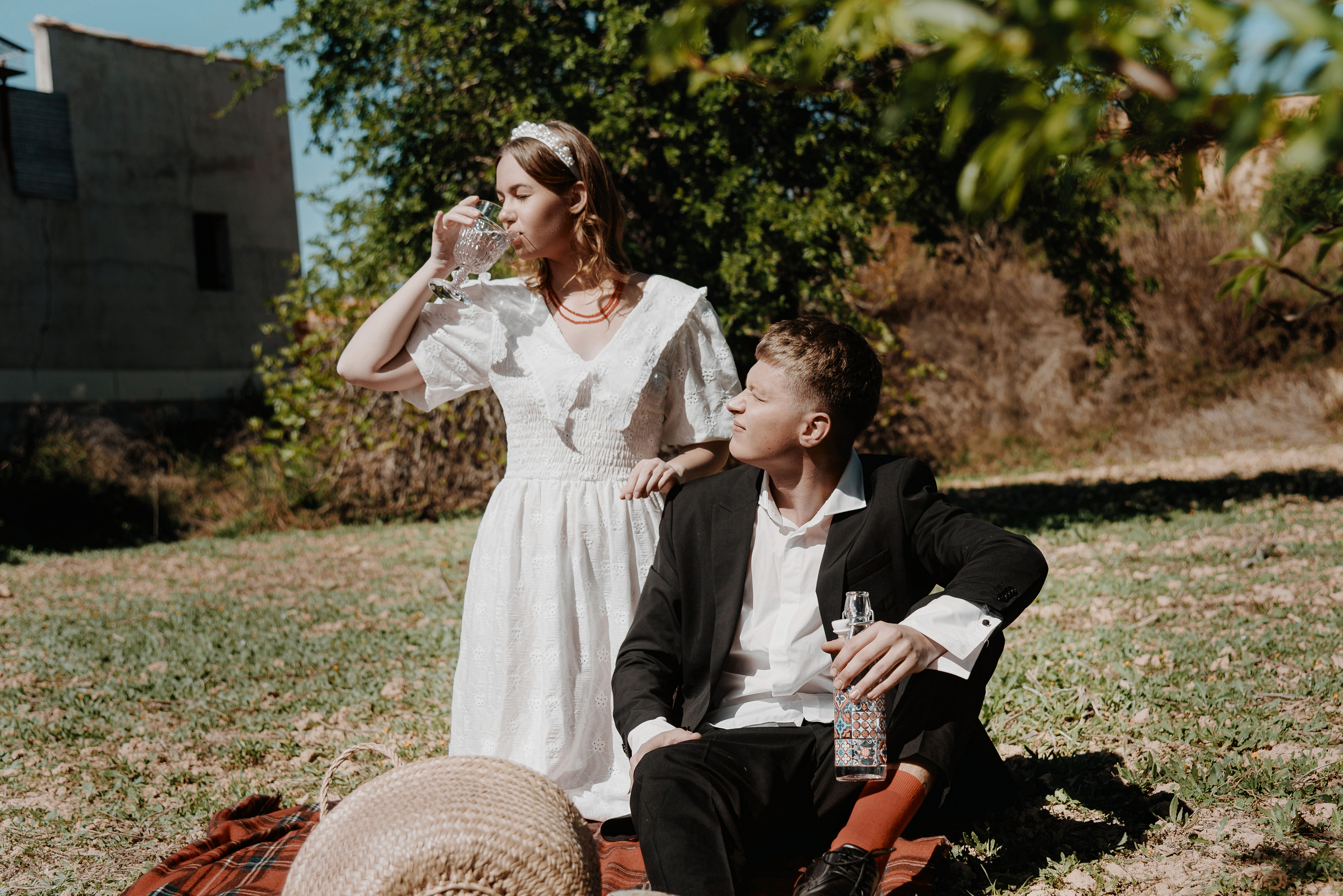 Креативная стилизованная фотосессия лав стори в испанской деревне