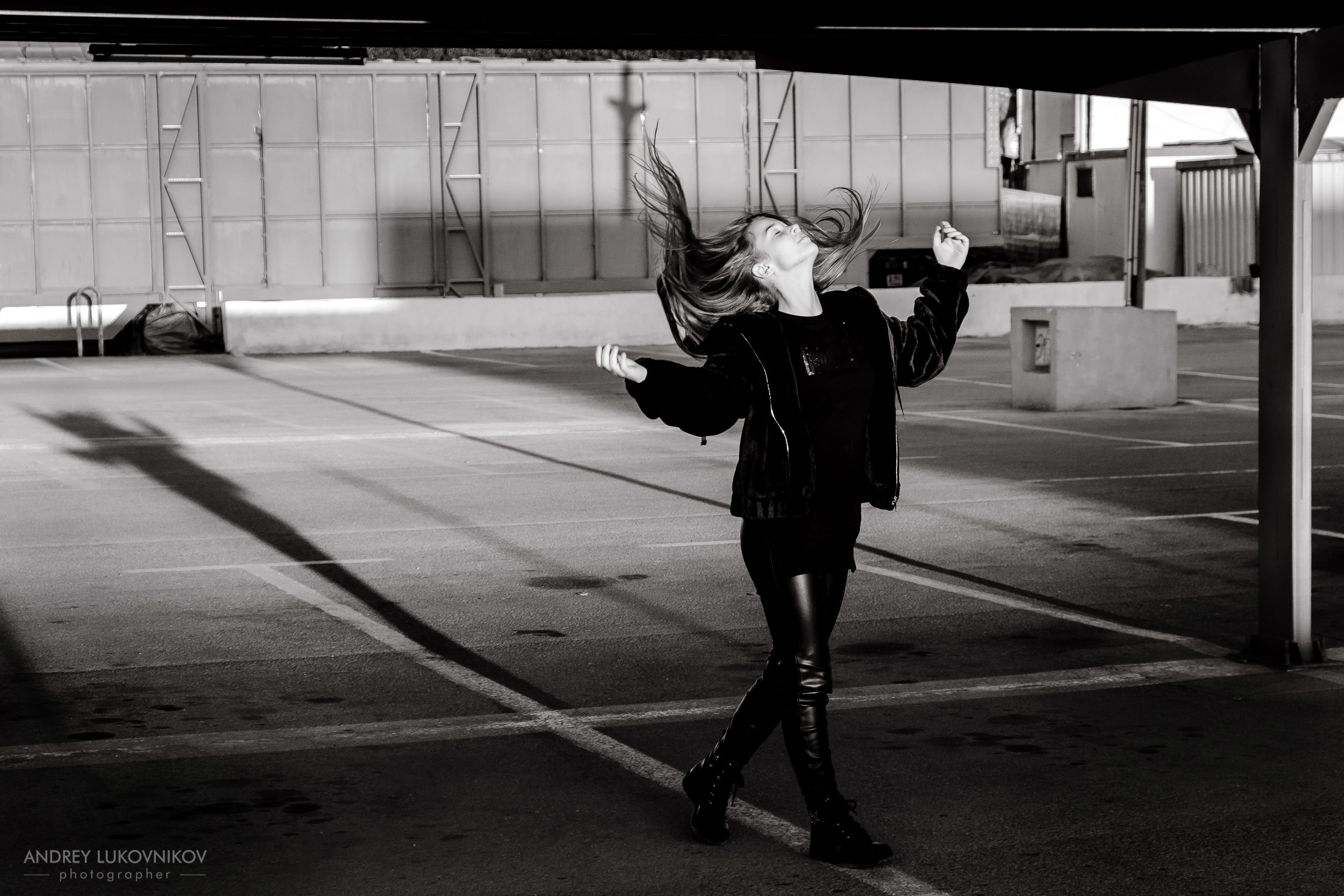 Photo session for a young model in the port of Torrevieja
