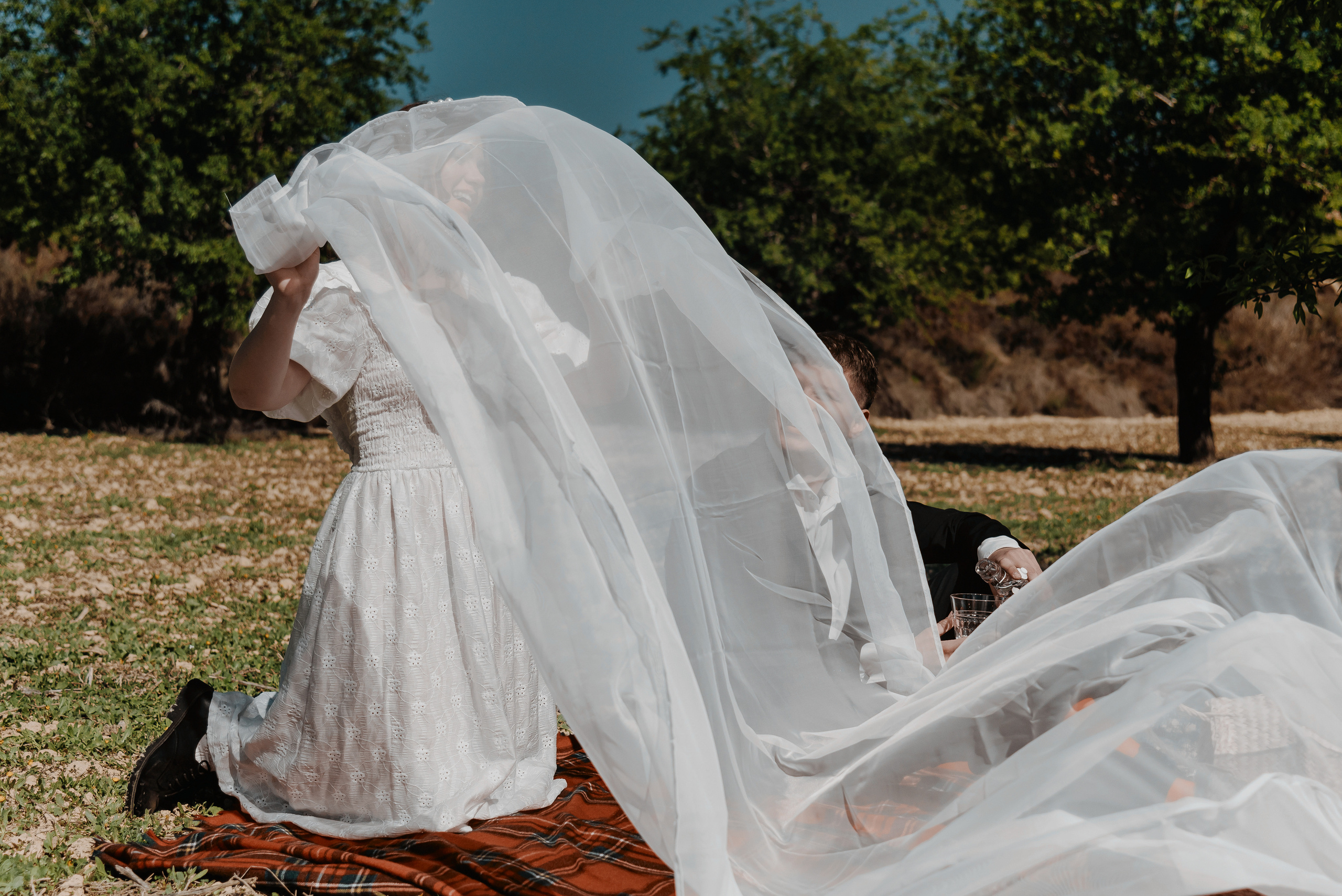 Креативная стилизованная фотосессия лав стори в испанской деревне