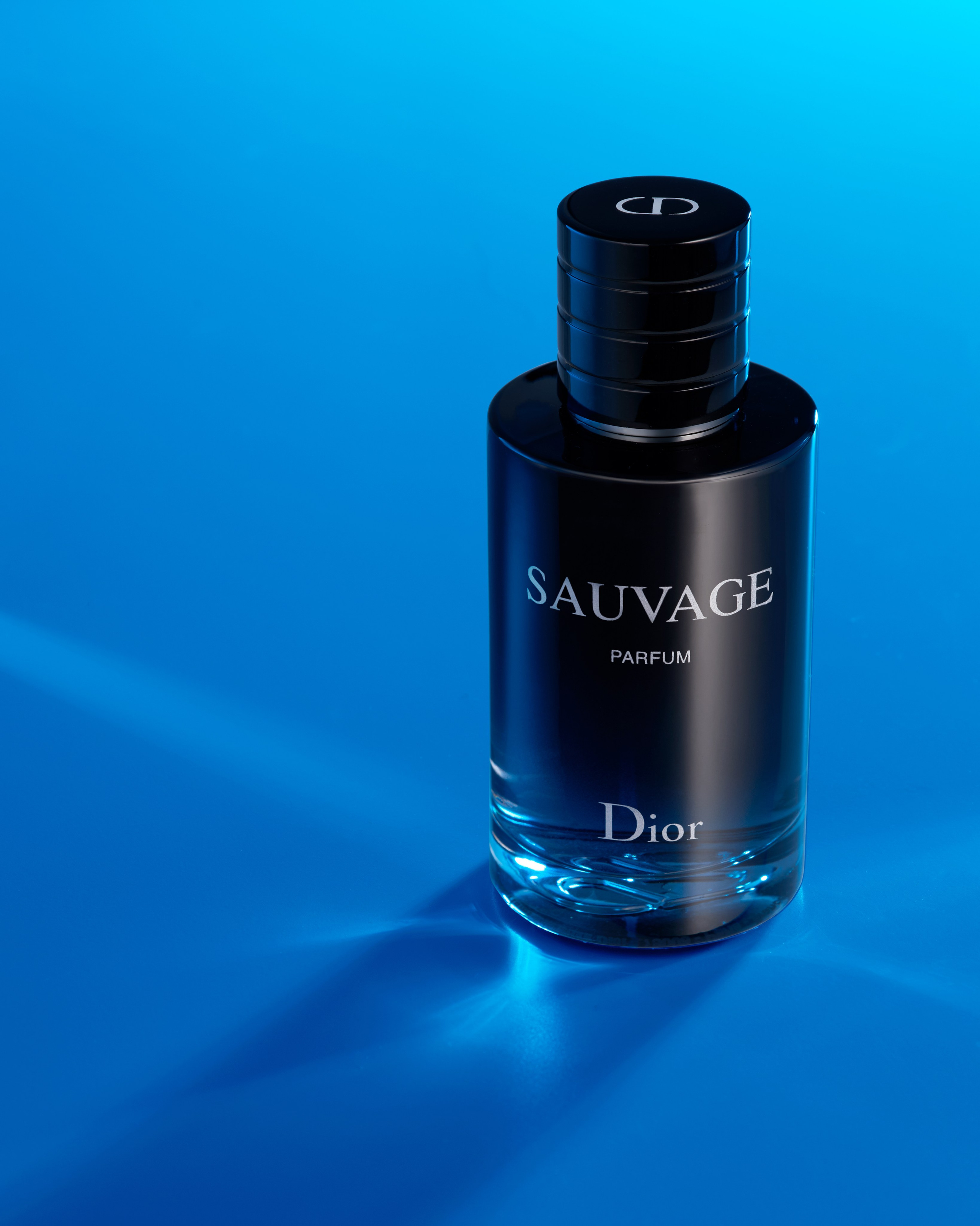 Studio-Werbefotografie von Herrenparfum, kreative Lichtgestaltung und Produktaufnahme