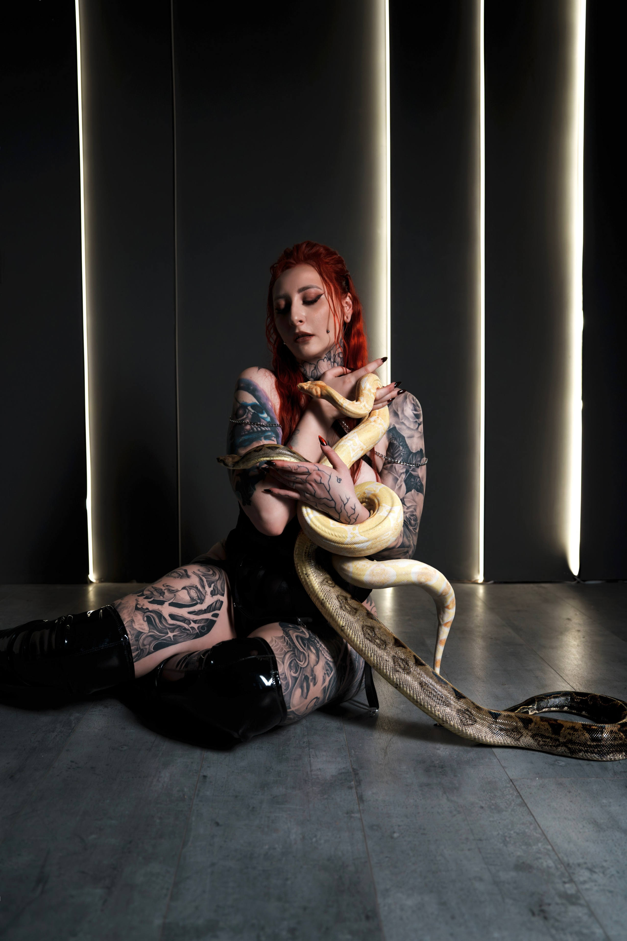 Victoria | Premium collaboration with snakes in a studio in Warsaw. Roman Volkov 🐍 Snake Father Warsaw, Poland