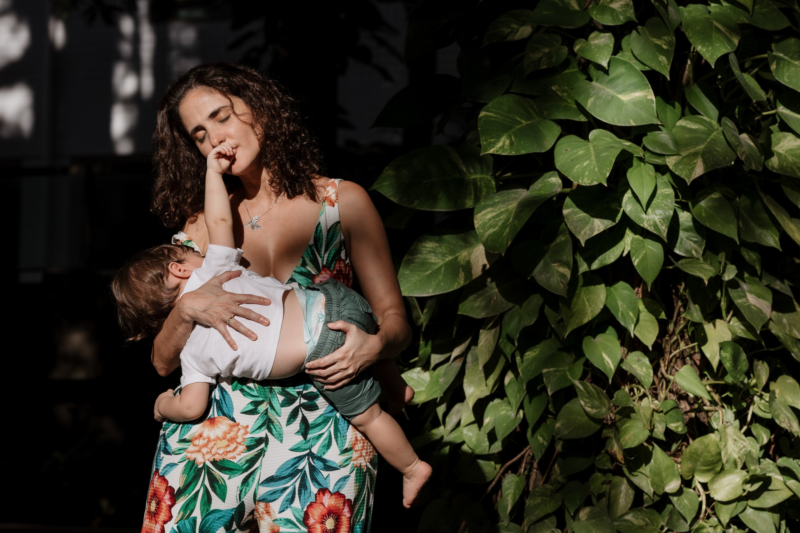 Mãe amamentando o filho na natureza