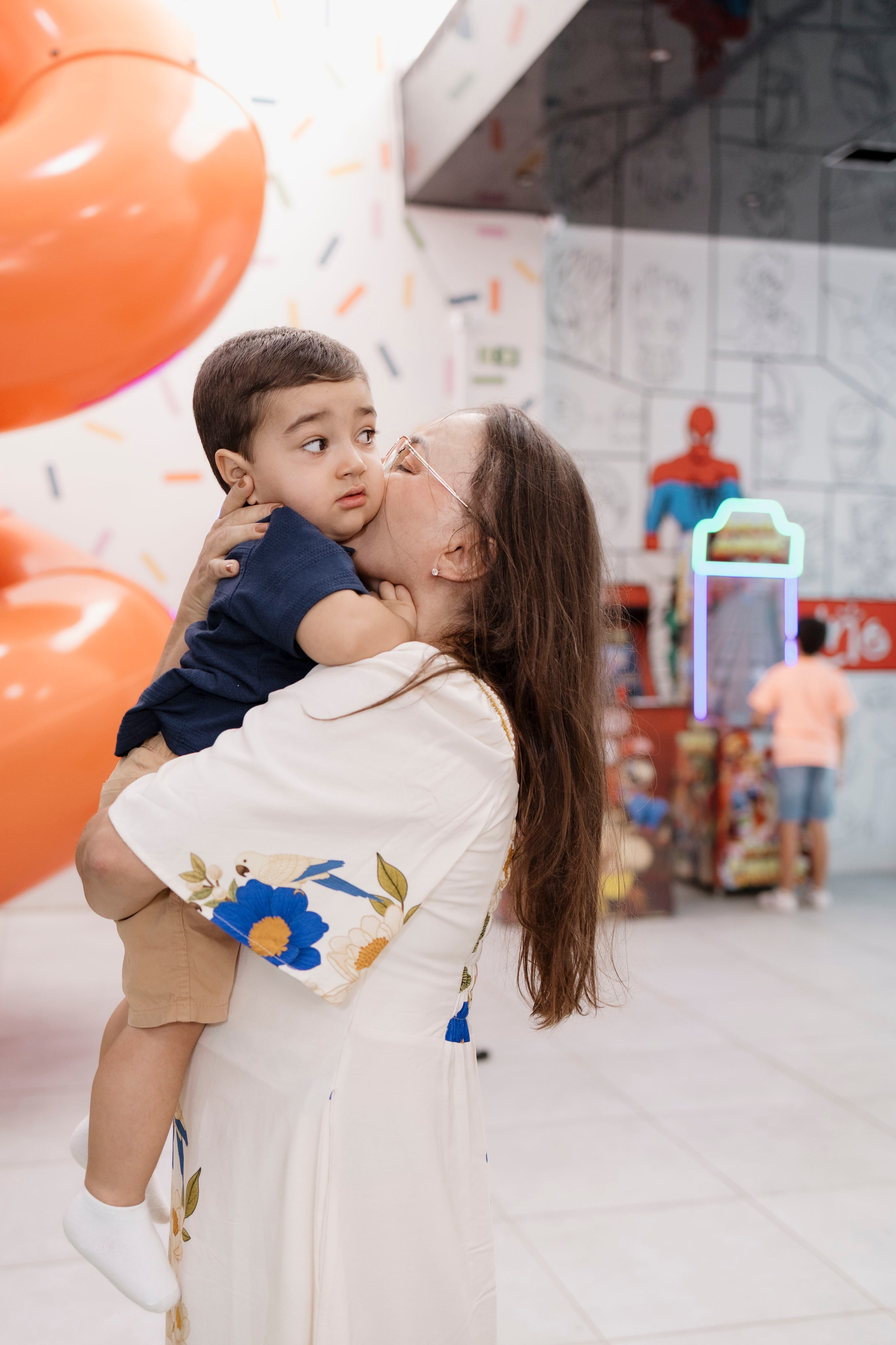 Joaquim brincando livremente durante a festa de 2 anos