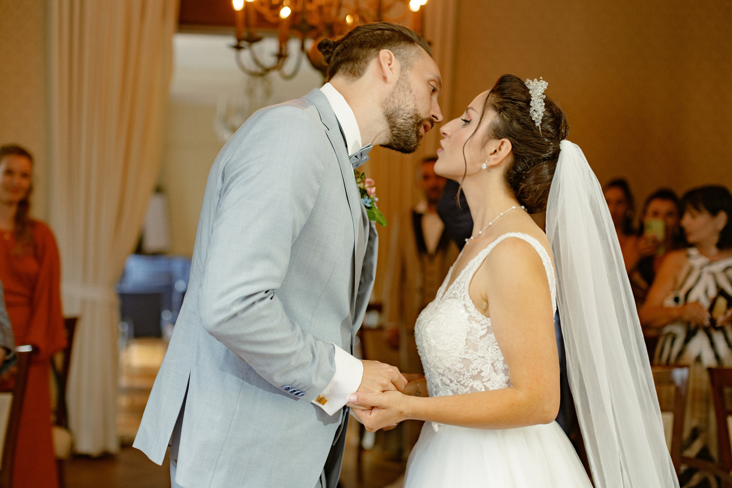 Hochzeitsfotografie in der Weißen Villa Elmshorn | Historischer Charme in Schleswig-Holstein. Hochzeitsfotograf und Hochzeitsvideograf aus Hamburg | Roka21Film