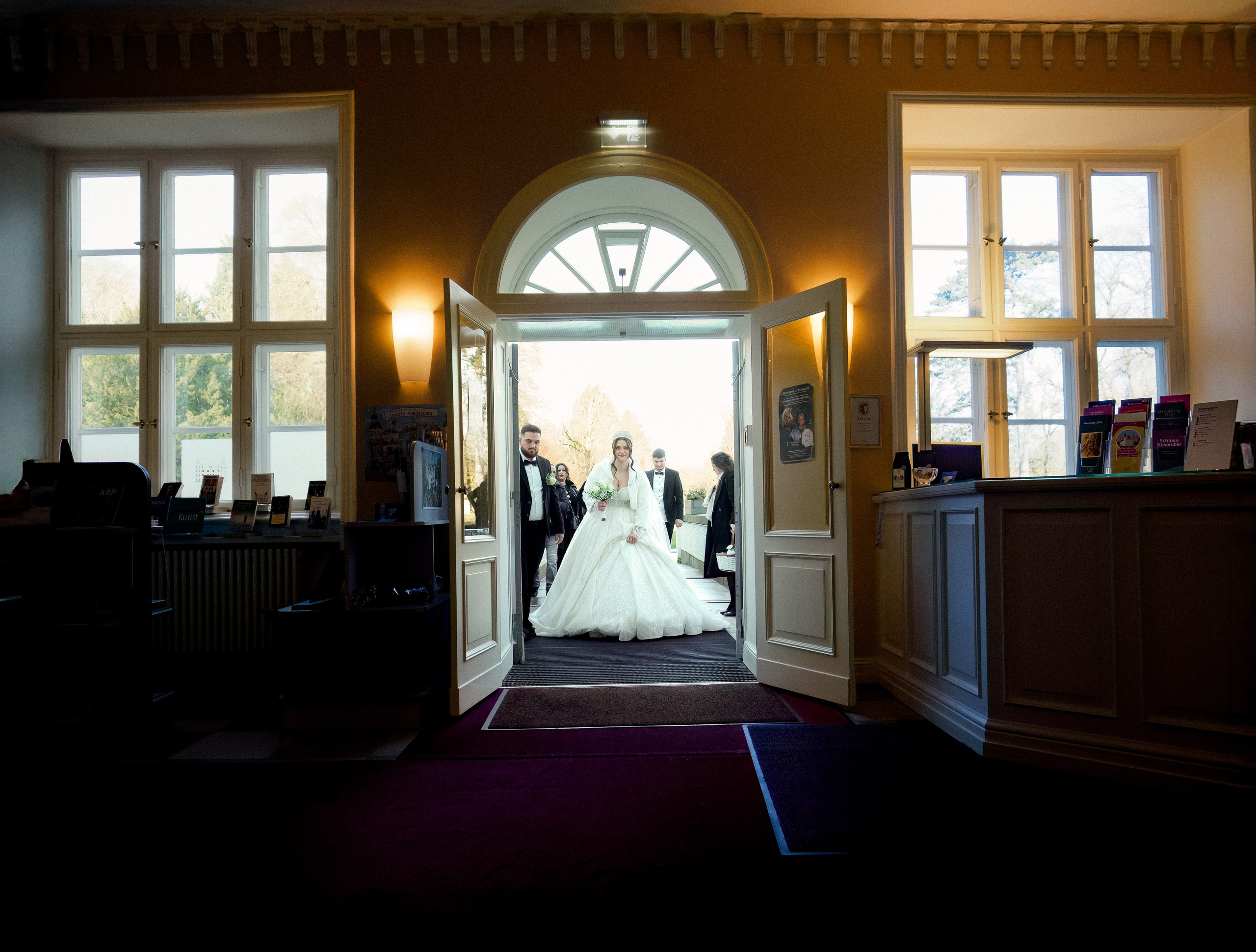 Winterhochzeit im Schloss Ahrensburg | Märchenhafte Romantik in Schleswig-Holstein. Hochzeitsfotograf und Hochzeitsvideograf aus Hamburg | Roka21Film