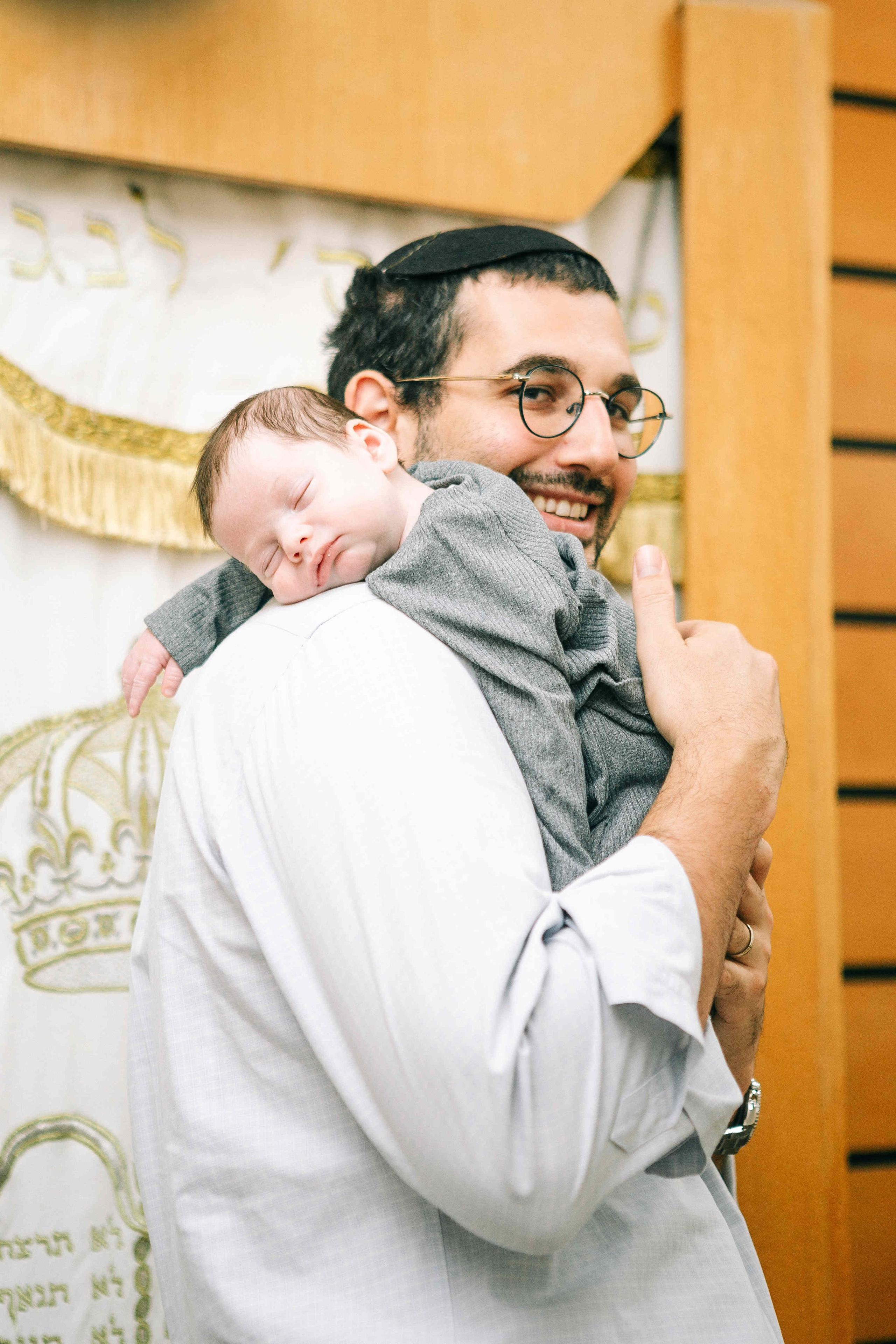BRITH MILA IN THE SMALL SYNAGOGUE. PHOTOGRAPHER IN ISRAEL