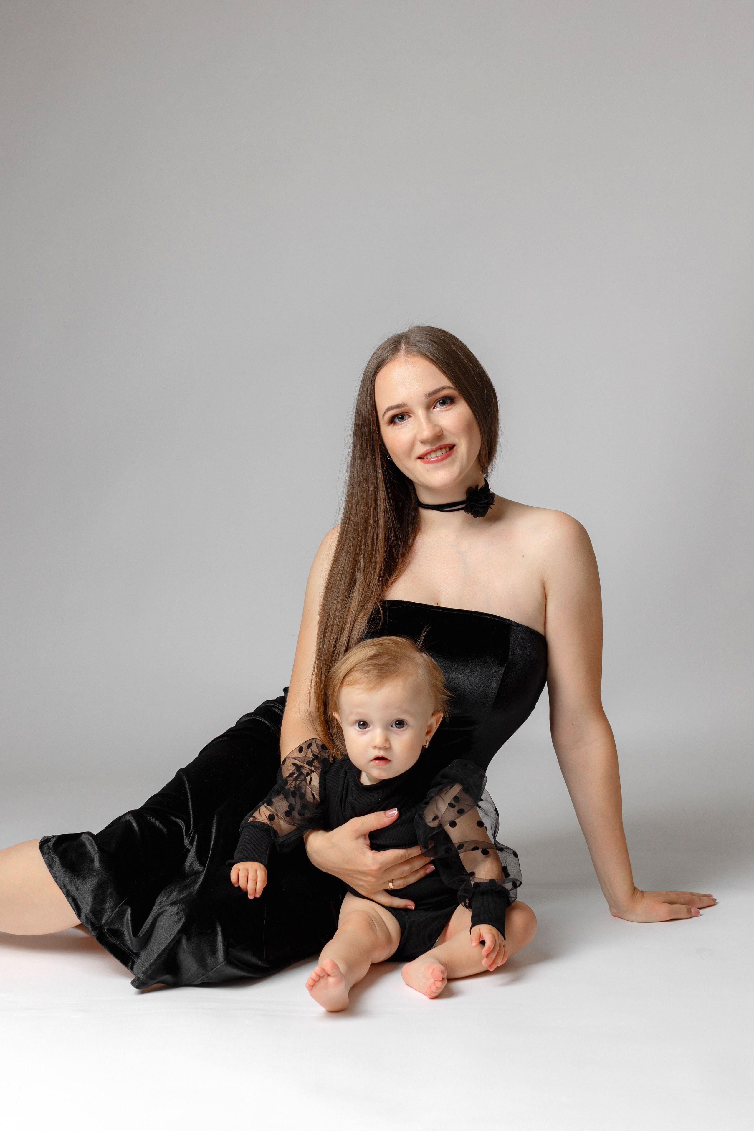 Studiofotografie, Mutterschaft, Maternity Fotoshooting, Fotoshooting Baby und Mama, Mom and me, Osnabrück, Porträt, minimalistisch, schwarz-weiß, Osnabrueck, Fotograf Osnabrück, Fotografin Osnabrück, Babyfotografie, Kleinkindfotografie, Fotoshooting mit Eltern