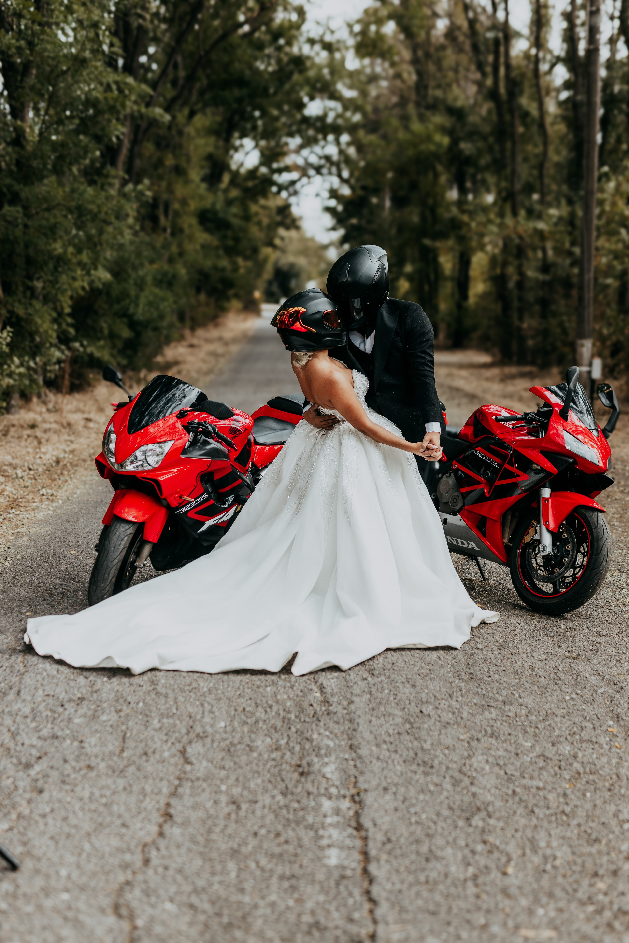 Trash the Dress cu motocicliști — ședință foto de poveste. Lucian Dedeu — Fotograf de nuntă și eveniment